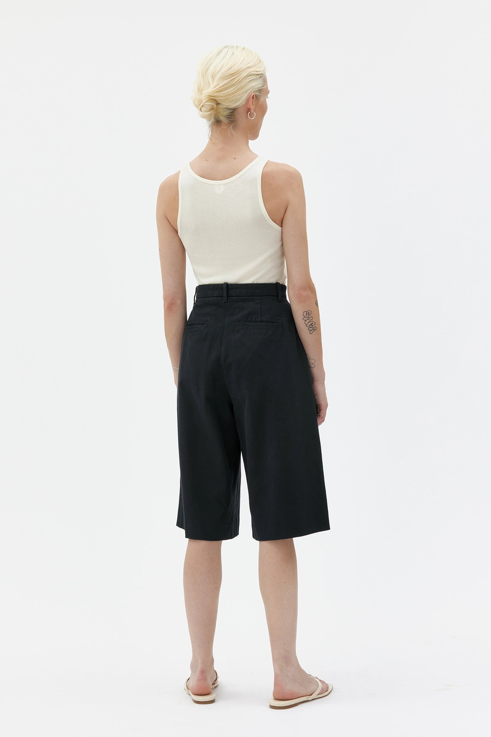 Aura Pleated Shorts In Character Cotton Twill – Black