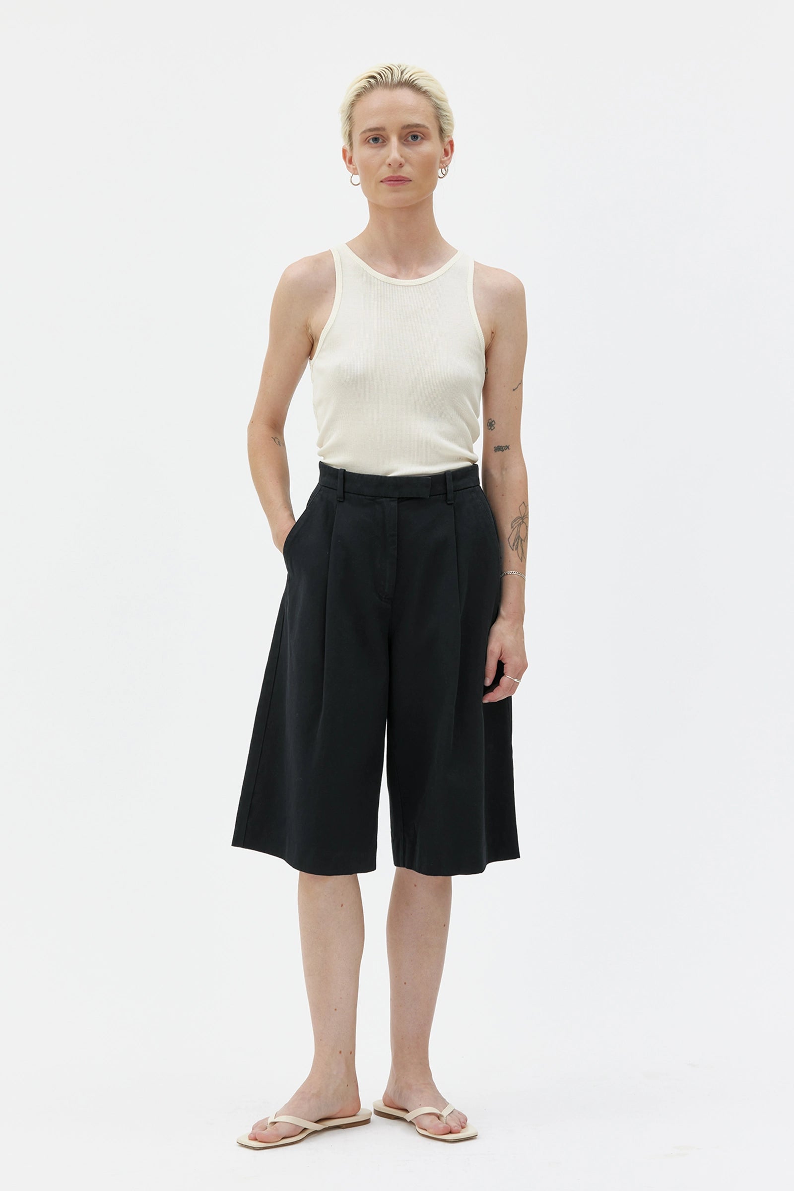 Aura Pleated Shorts In Character Cotton Twill – Black