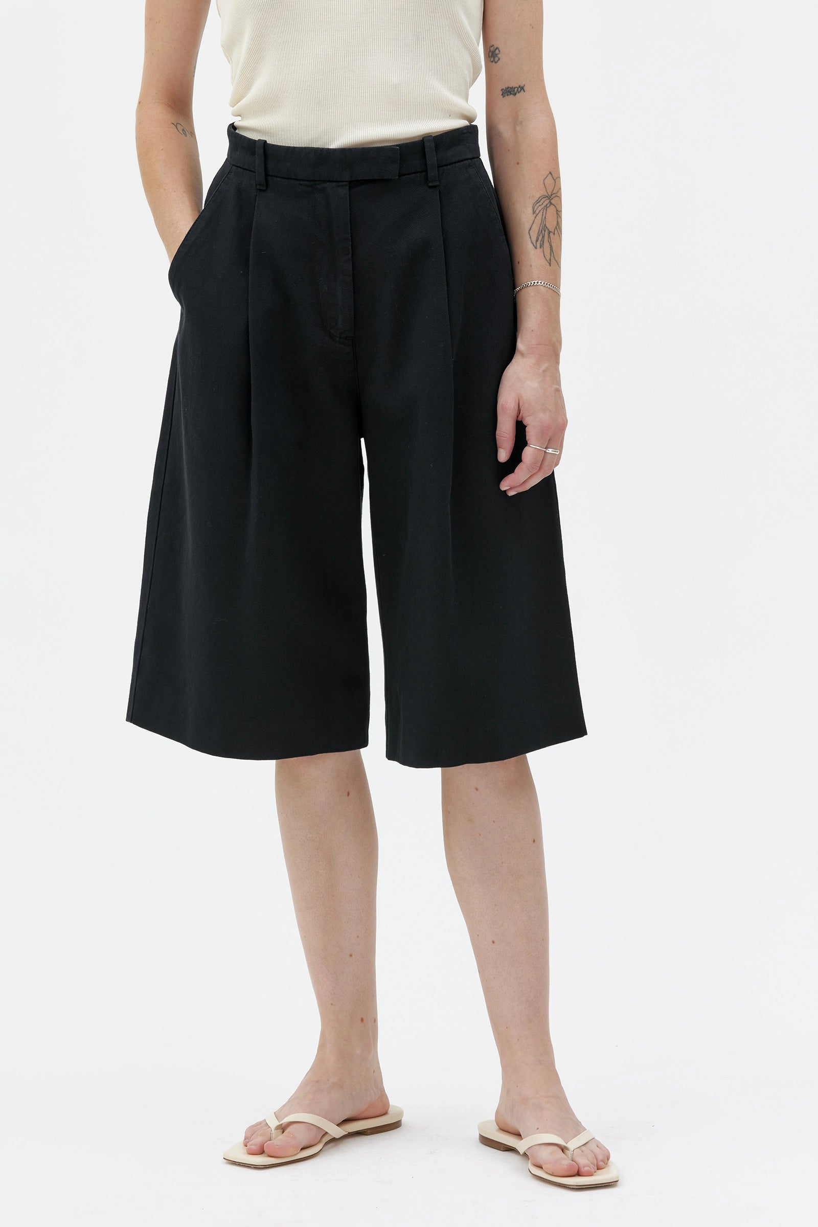 Aura Pleated Shorts In Character Cotton Twill – Black
