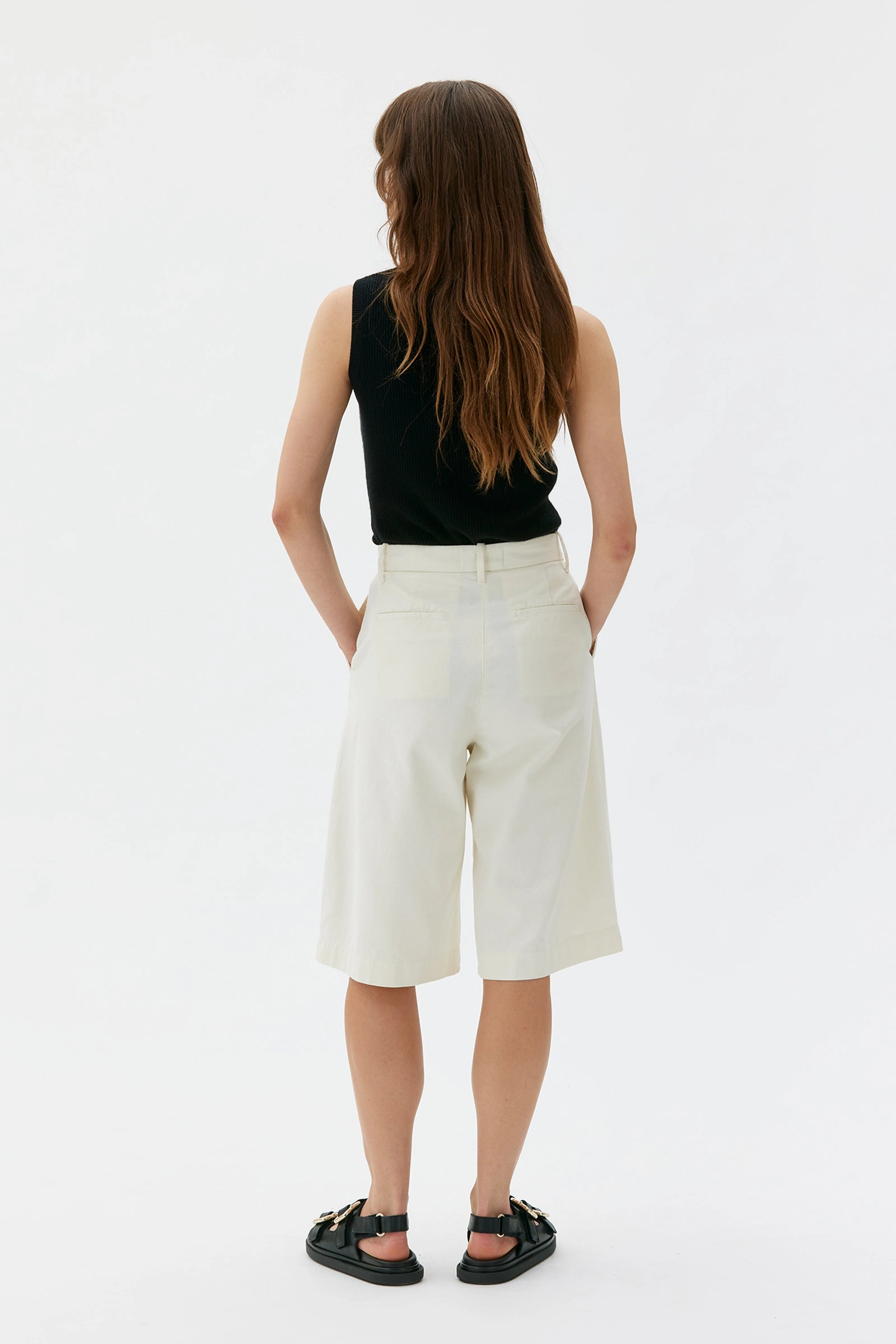 Aura Pleated Shorts In Character Cotton Twill – Cream White