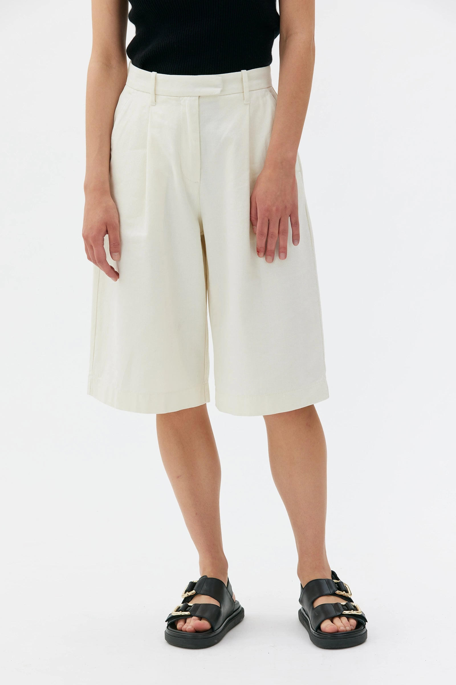 Aura Pleated Shorts In Character Cotton Twill – Cream White