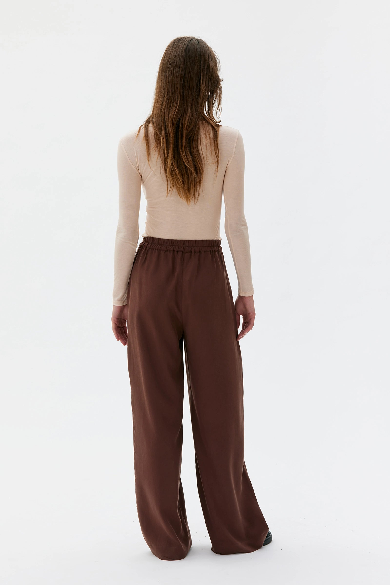 Tela Long Wide Tencel Pants With Elastic Waist – Hickory Brown
Tela långa vida Tencel byxor med elastisk midja - Brun
