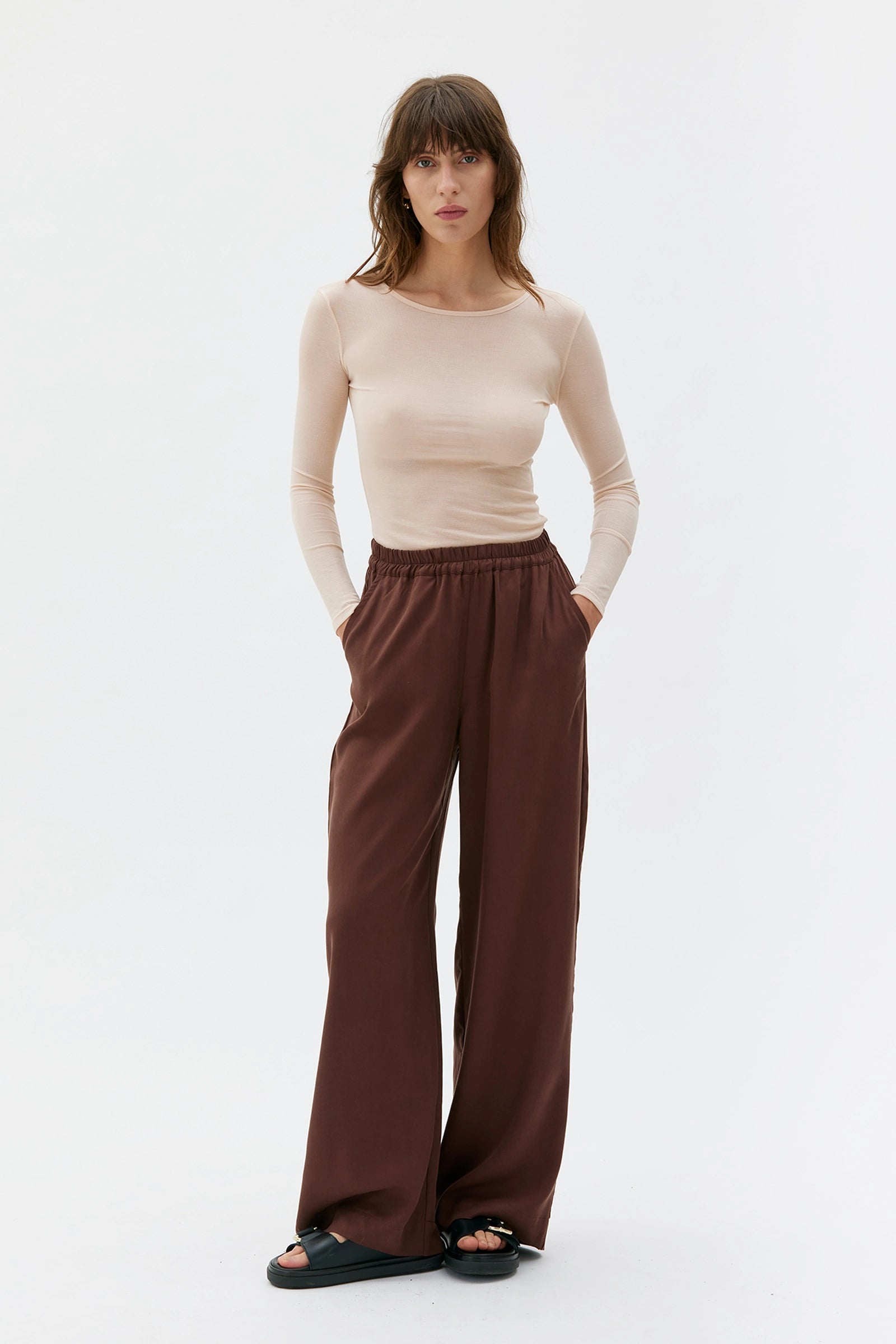 Tela Long Wide Tencel Pants With Elastic Waist – Hickory Brown
Tela långa vida Tencel byxor med elastisk midja - Brun