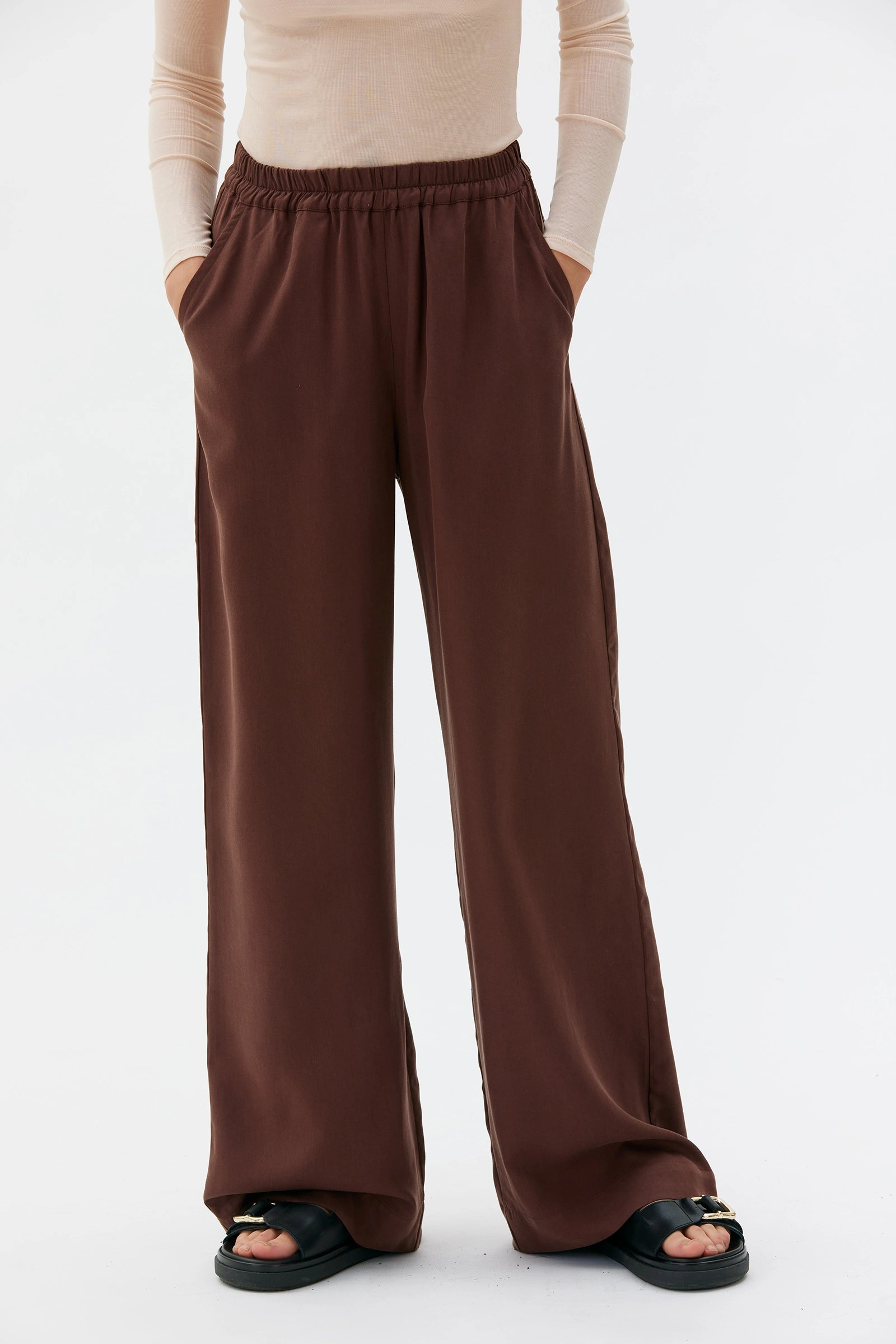 Tela Long Wide Tencel Pants With Elastic Waist – Hickory Brown
Tela långa vida Tencel byxor med elastisk midja - Brun