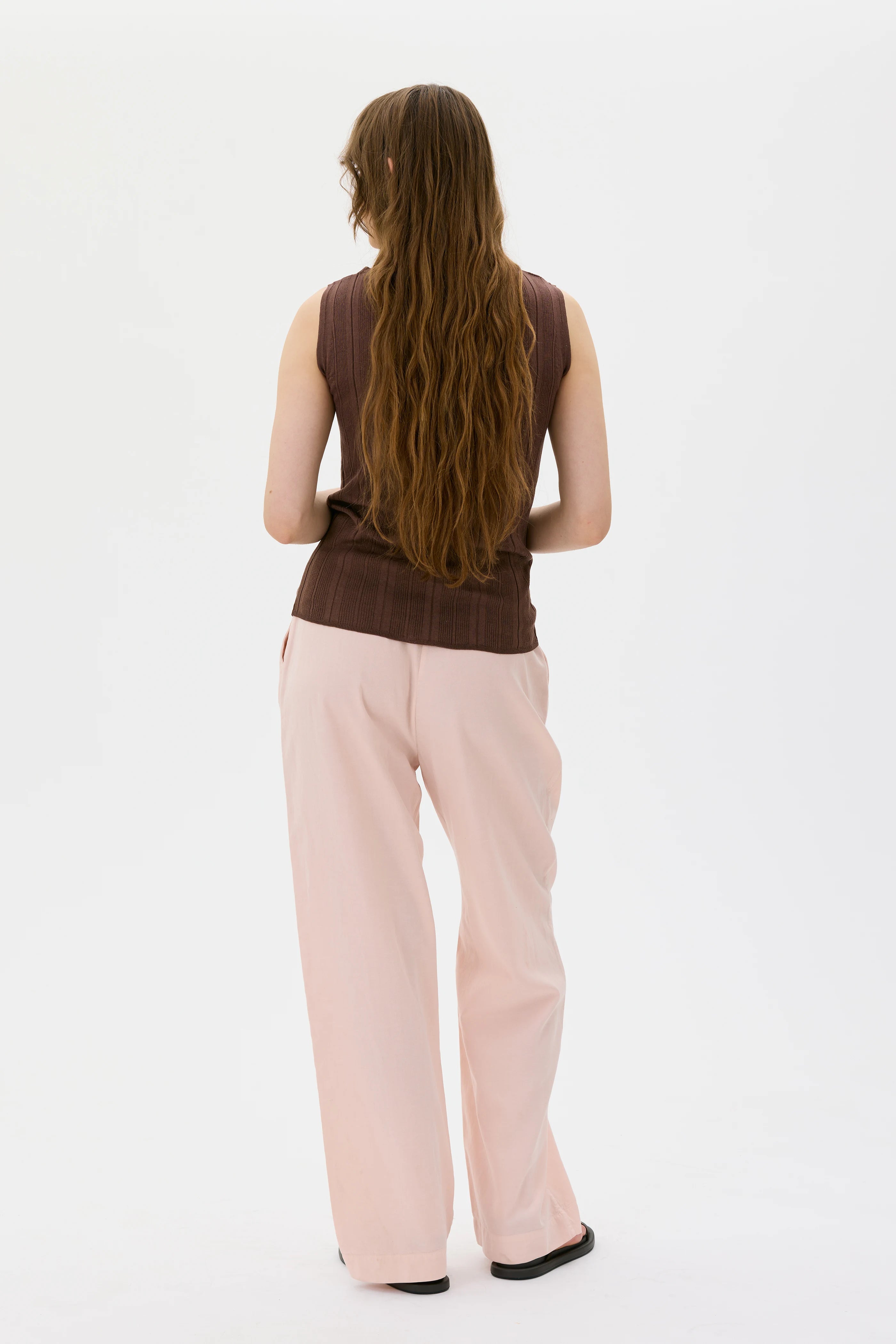 Enni Ribbed Light Organic Cotton Sleeveless Top - Hickory
Enni ärmlös topp i ribbad, lätt ekologisk bomull – Brun