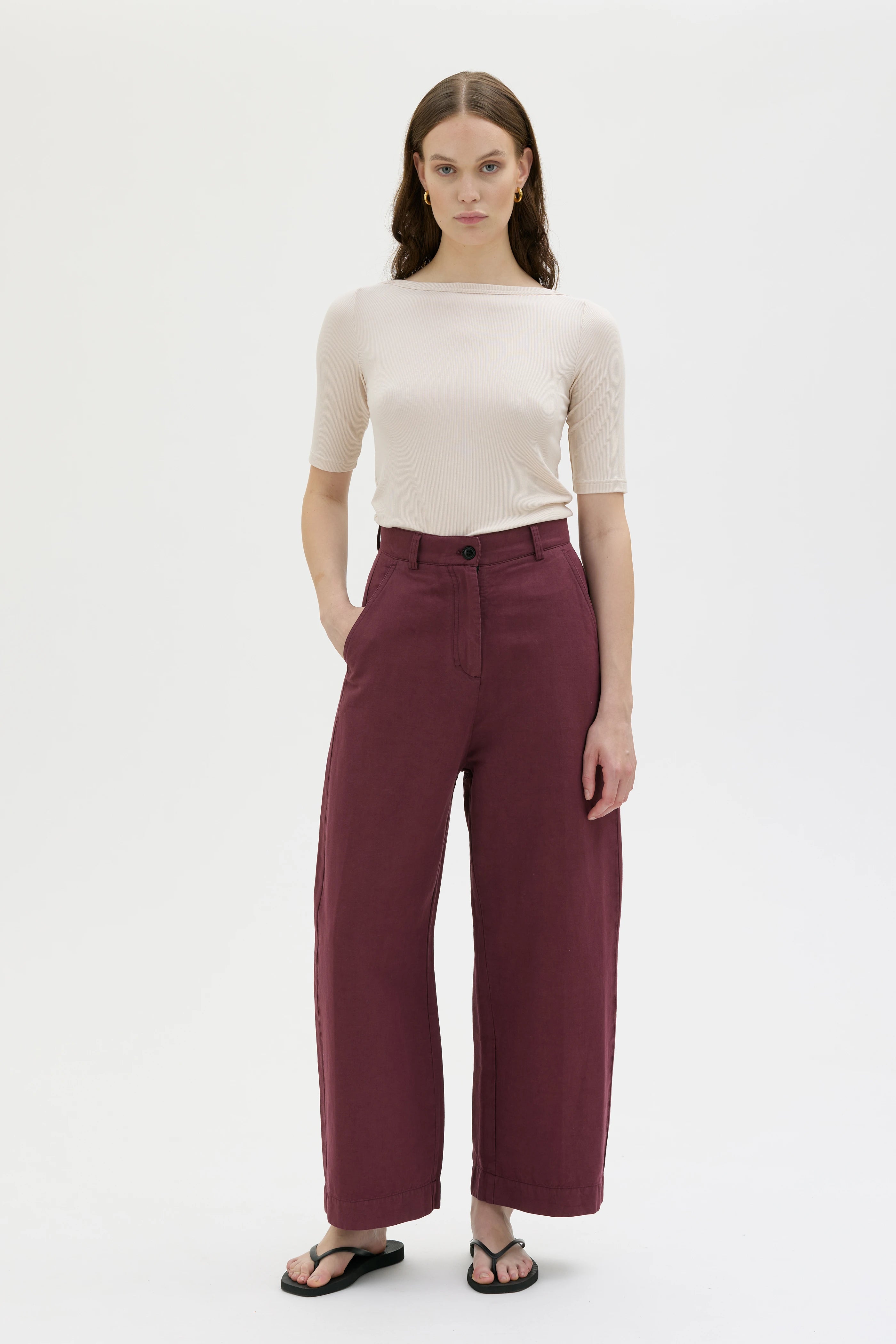 Hisa Organic Cotton Linen Tencel Curved Leg Trousers - Bordeaux
Hisa byxor med rundadpassform i ekologisk bomull, linne och Tencel – Bordeaux