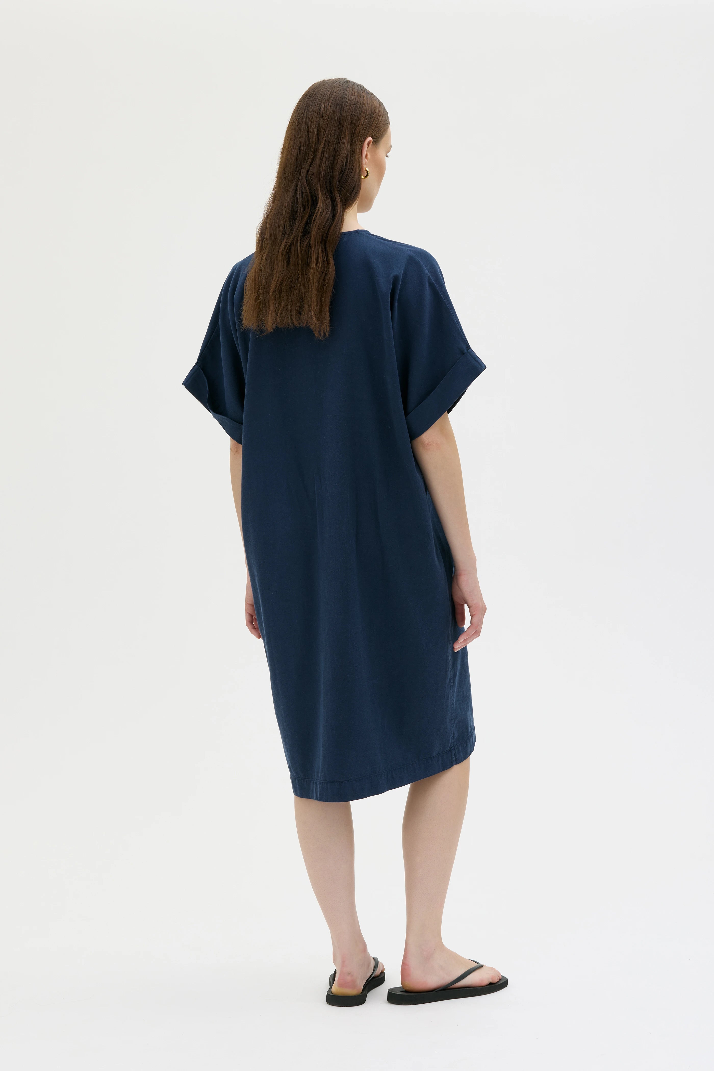 Inse Tencel Organic Cotton Linen Dress - Deep Night Blue
Inse klänning i Tencel, ekologisk bomull och Linne - Mörk blå