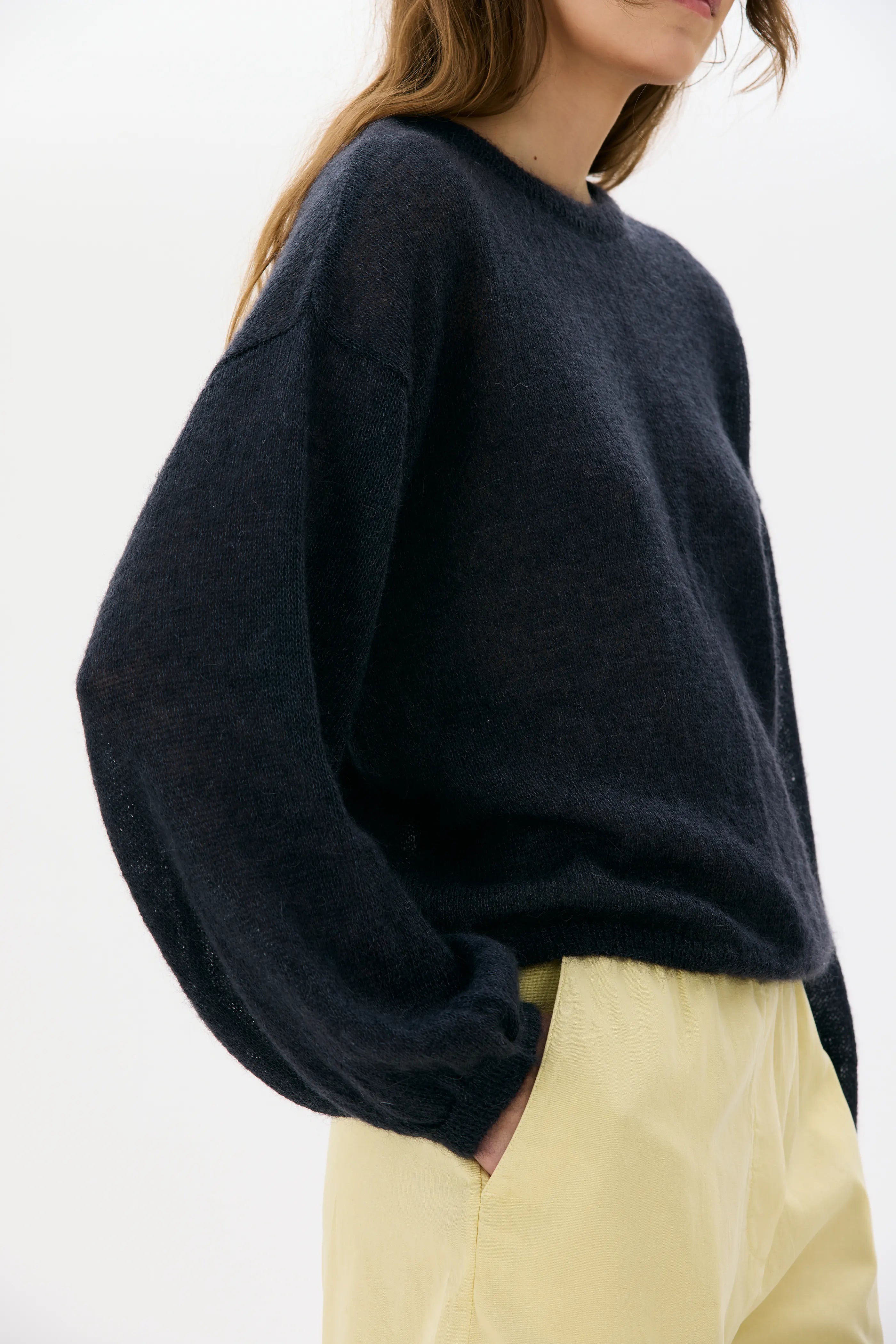 Karo Wide Sleeve Light Silk Mohair Sweater - Almost Black
Karo Vidärmad Lätt Siden-mohairtröja - Nästan Svart