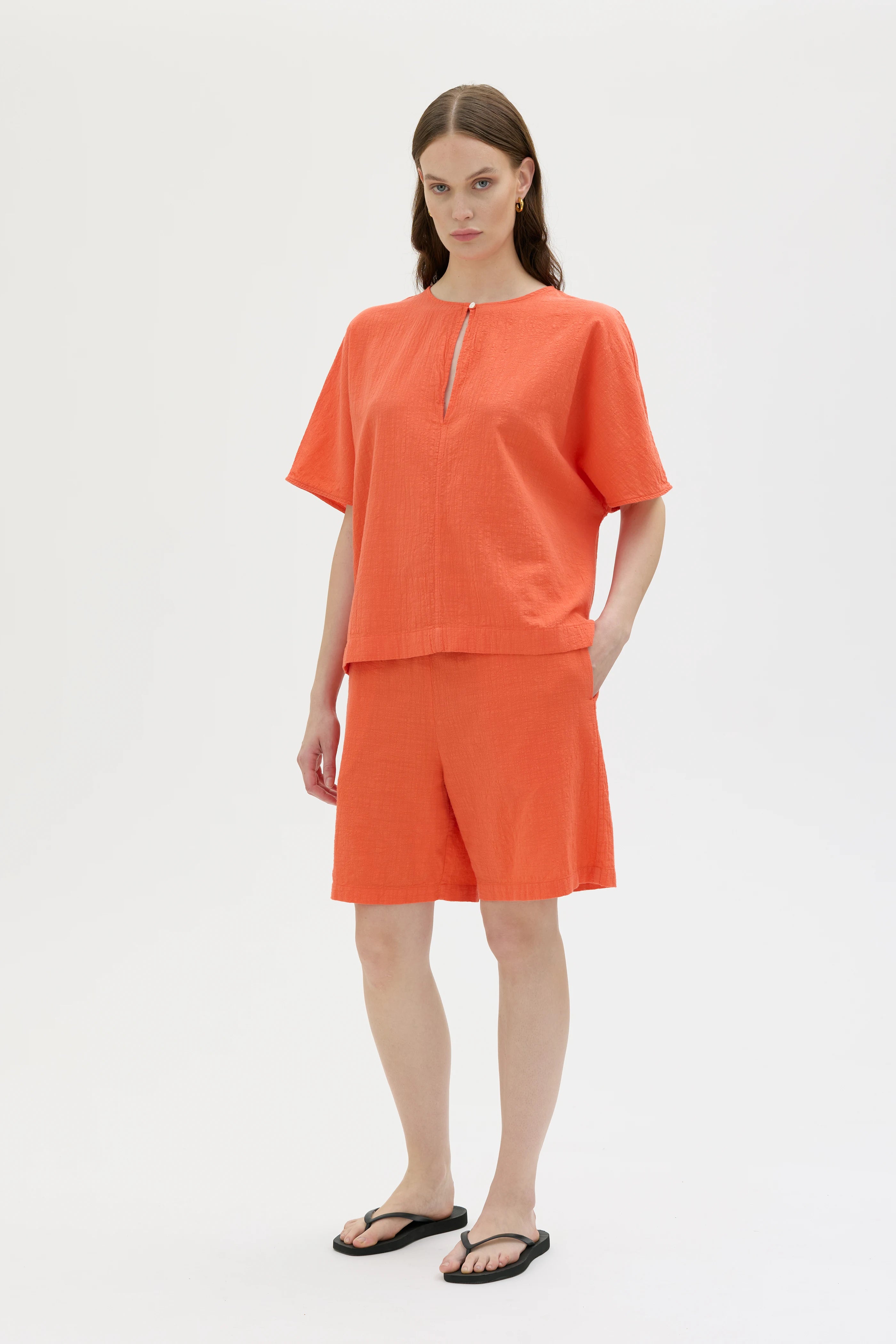 Olena Organic Cotton Blouse - Tomato Red
Olena blus i ekologisk bomull - Röd