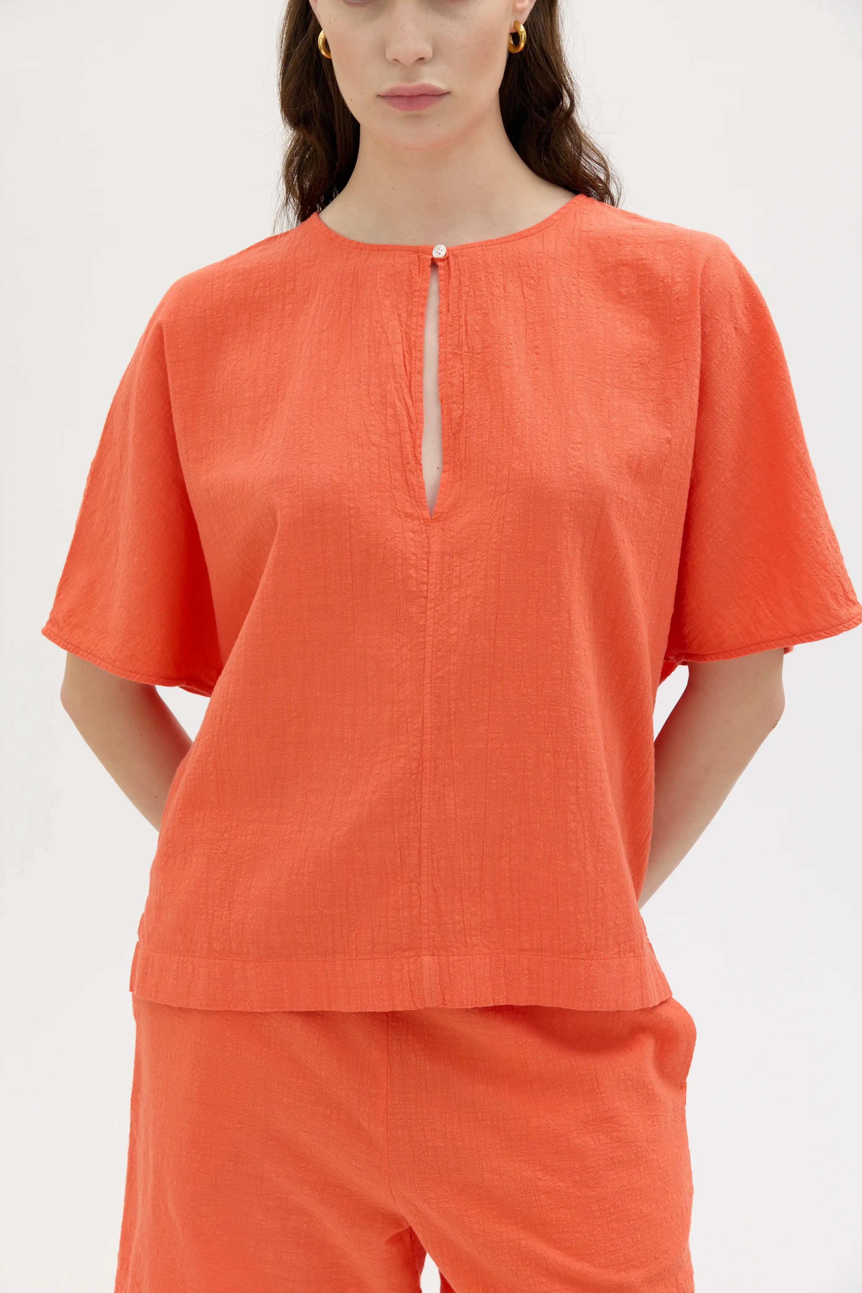 Olena Organic Cotton Blouse - Tomato Red
Olena blus i ekologisk bomull - Röd