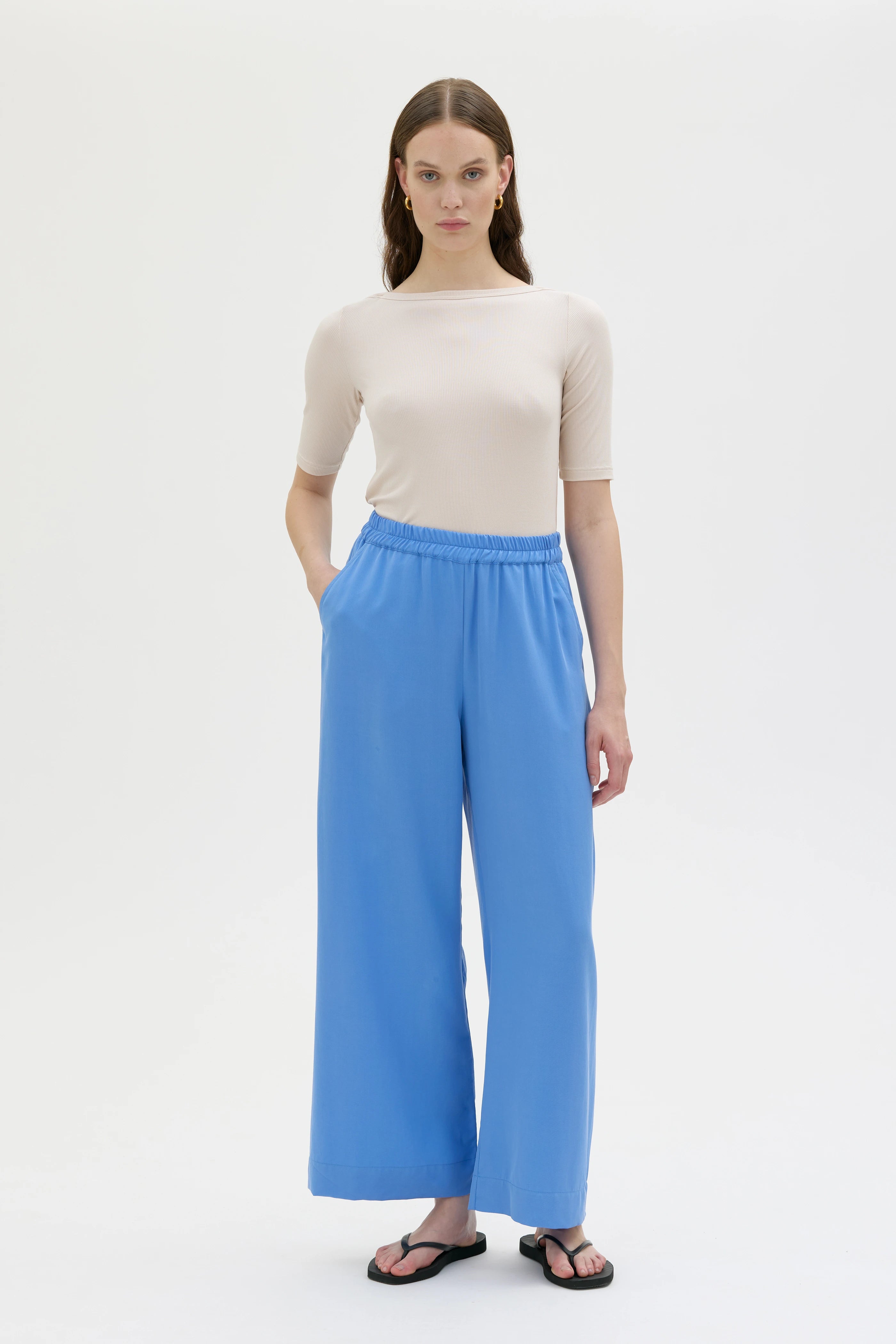 Thea Flowy Tencel Trousers – Flax Blue
Thea luftiga Tencel byxor - Blå