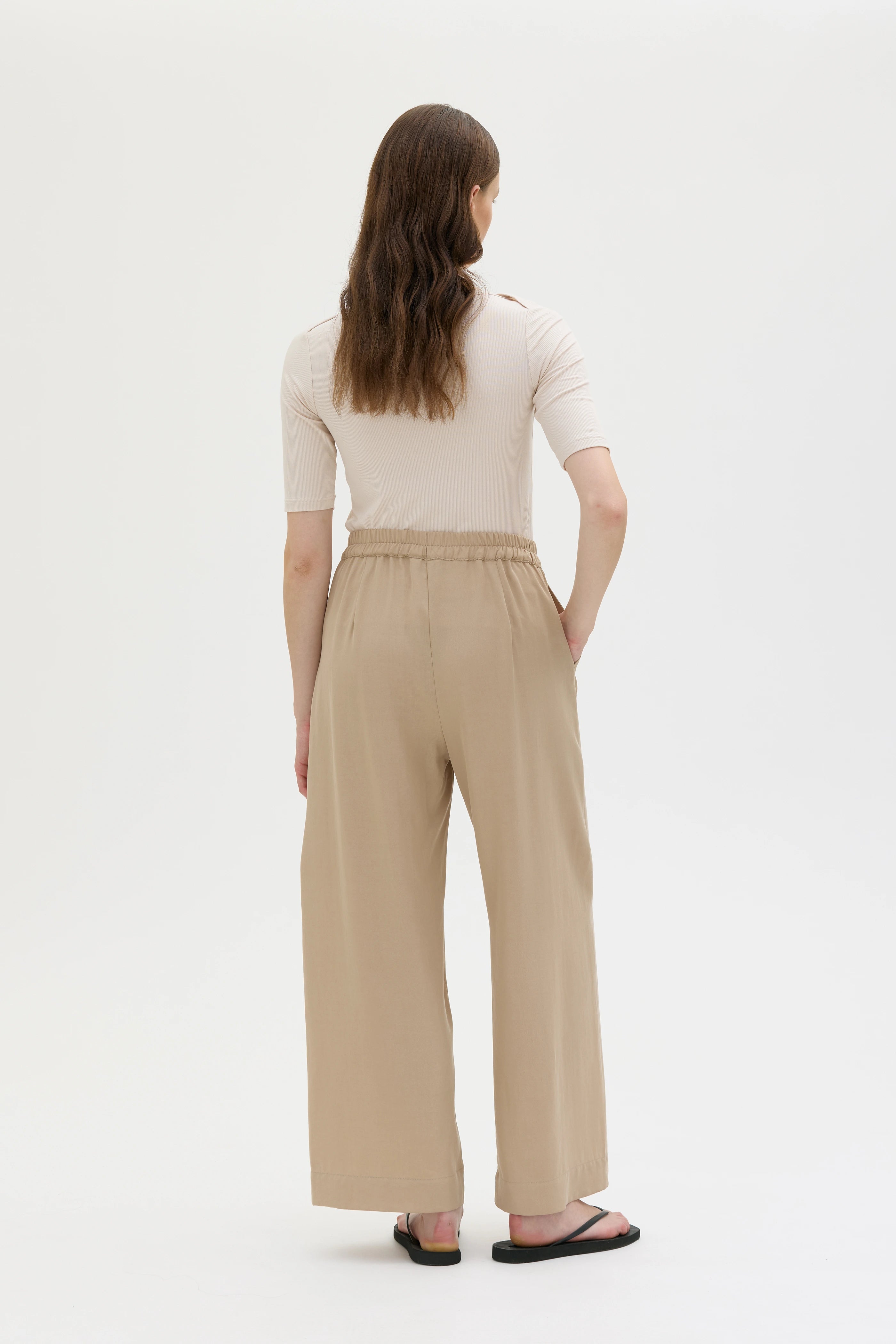 Thea Flowy Tencel Trousers – Sand
Thea luftiga Tencel byxor - beige