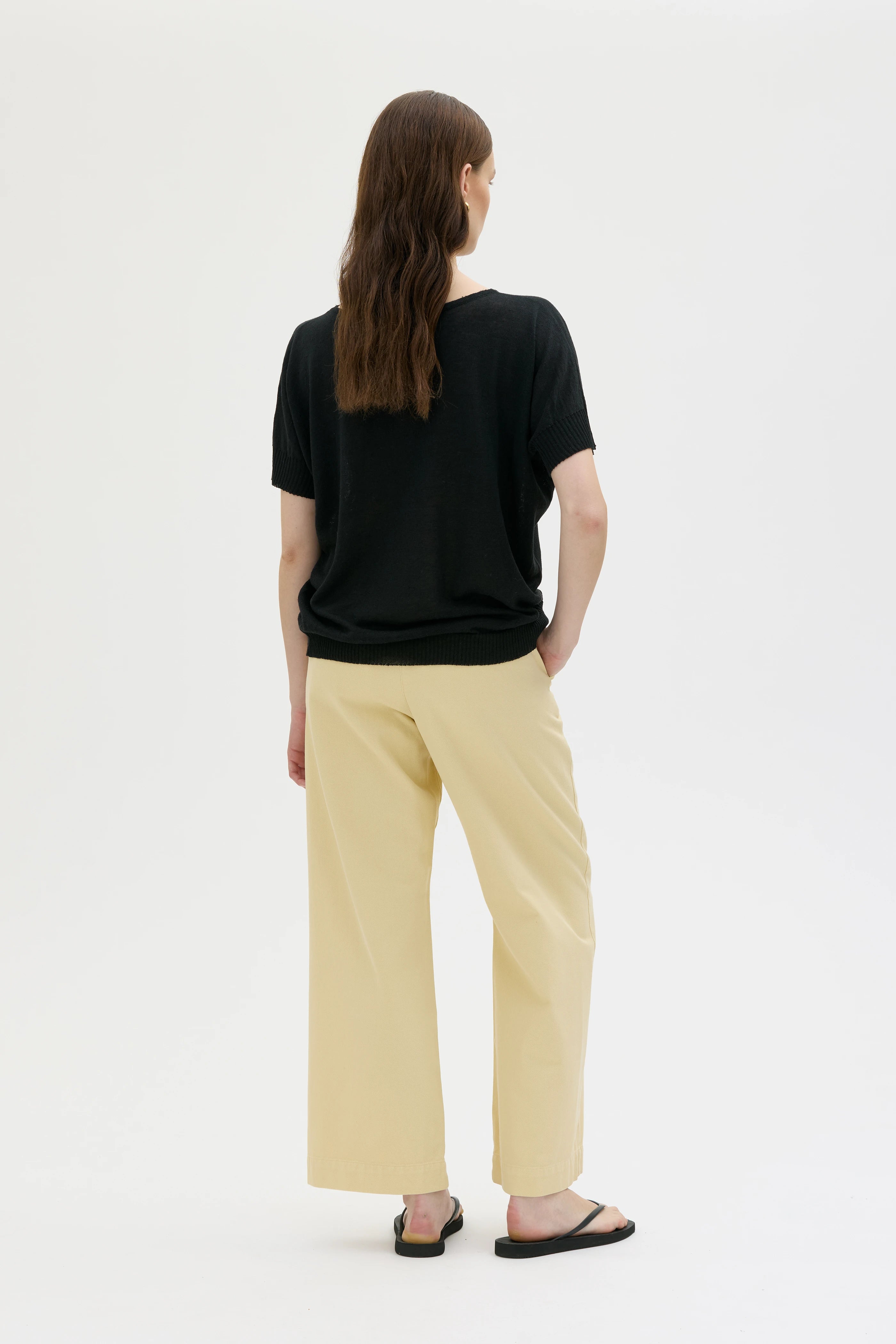 Sirus Silk Linen Dolman Sleeve Top – Almost Black
Sirus Topp i silke och lin med Dolmanärm - Svart