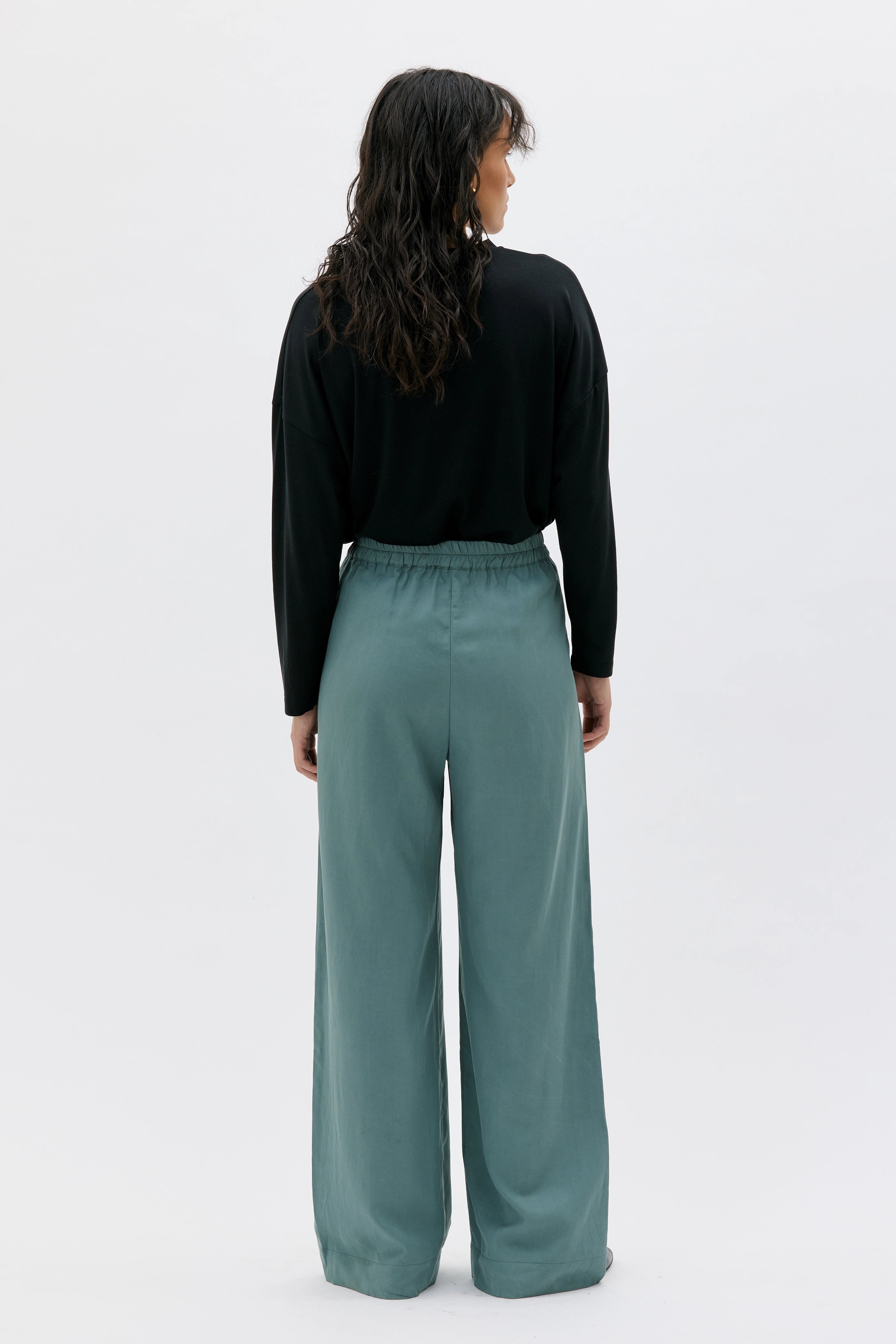 Tela Long Wide Tencel Pants With Elastic Waist – Lagoon
Tela långa vida Tencel byxor med elastisk midja - Grön