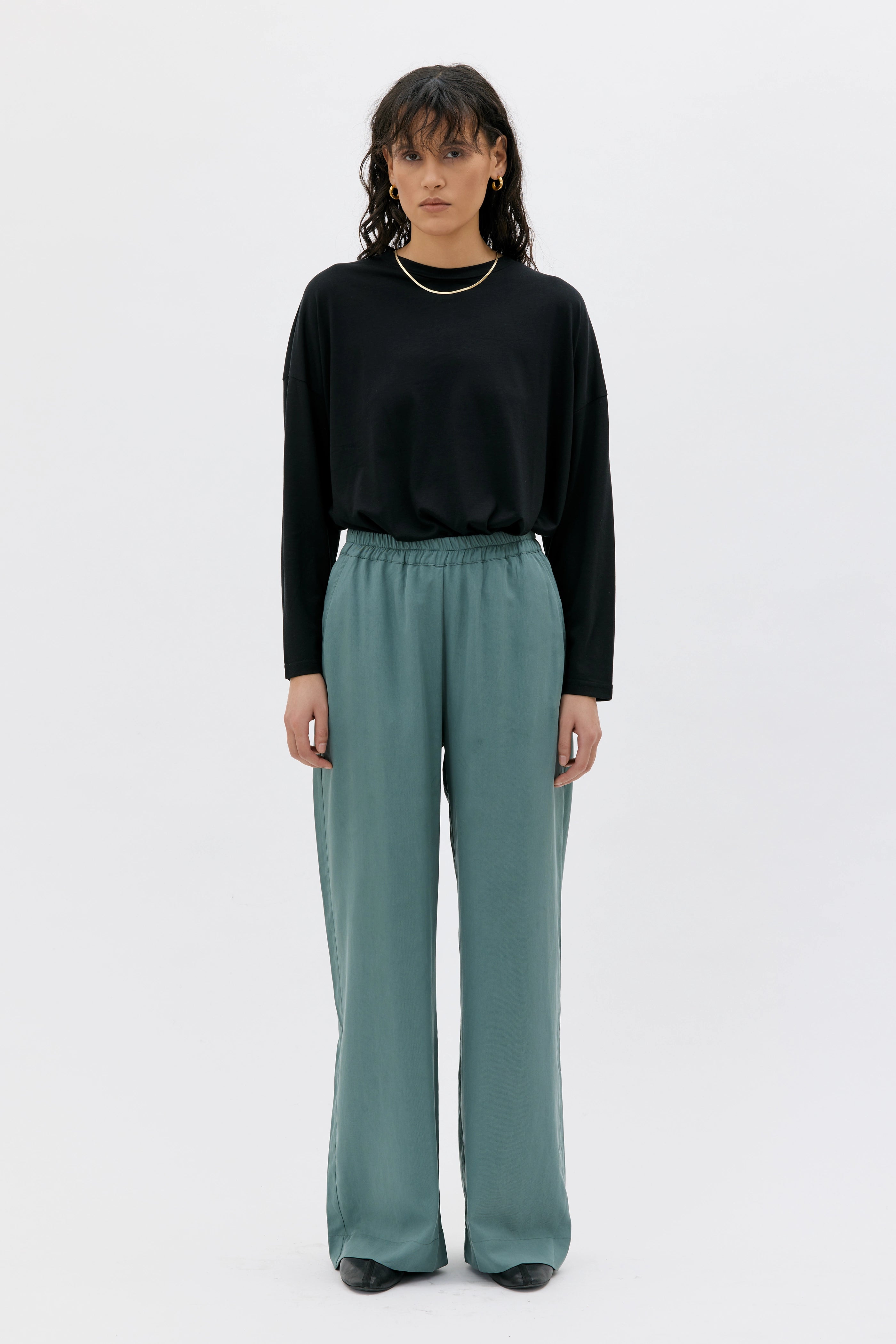 Tela Long Wide Tencel Pants With Elastic Waist – Lagoon
Tela långa vida Tencel byxor med elastisk midja - Grön