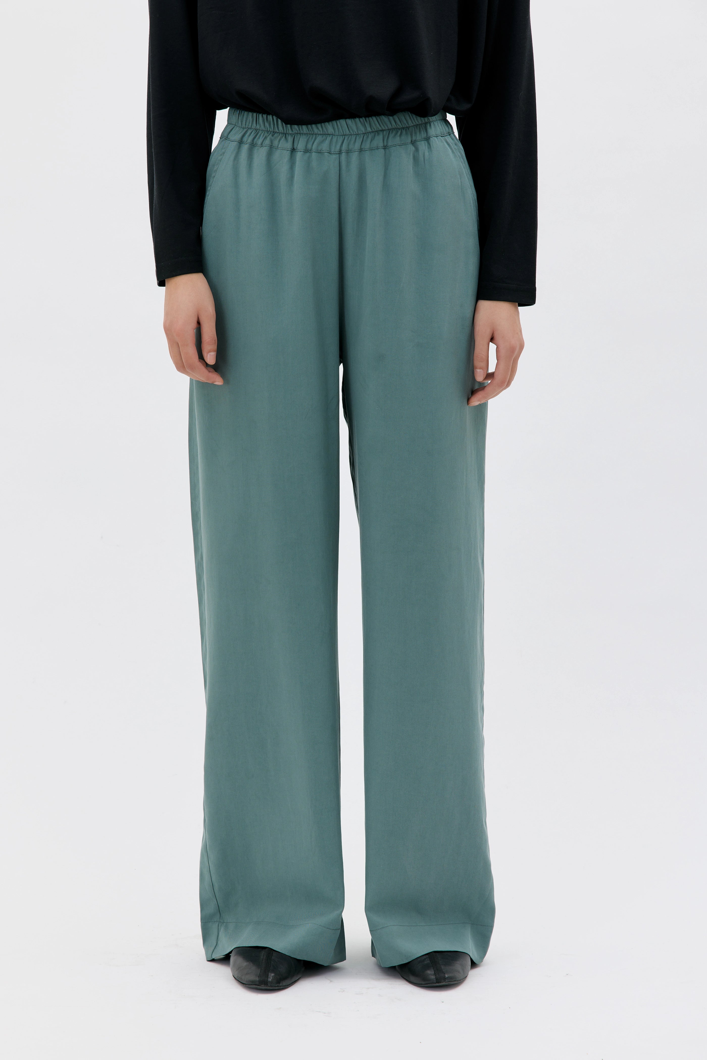 Tela Long Wide Tencel Pants With Elastic Waist – Lagoon
Tela långa vida Tencel byxor med elastisk midja - Grön