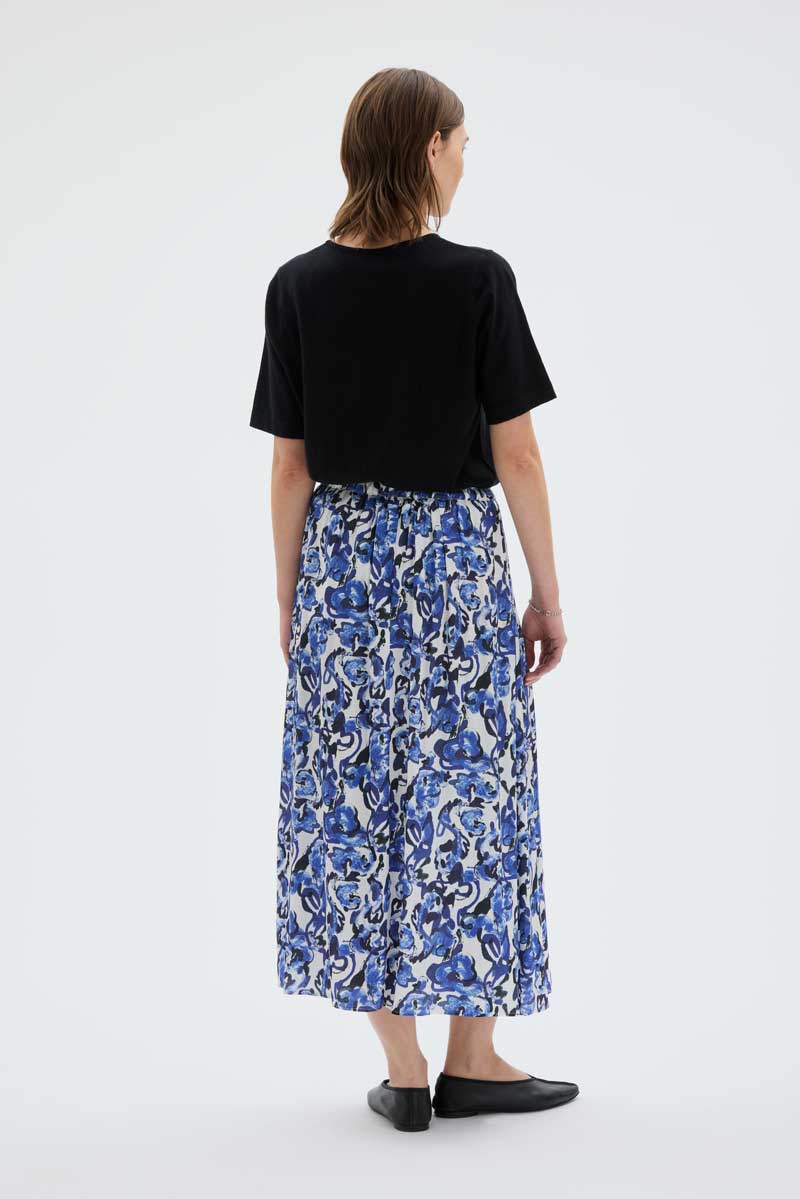 Ako Mönstrad Lång Satinkjol - Garden Blue 