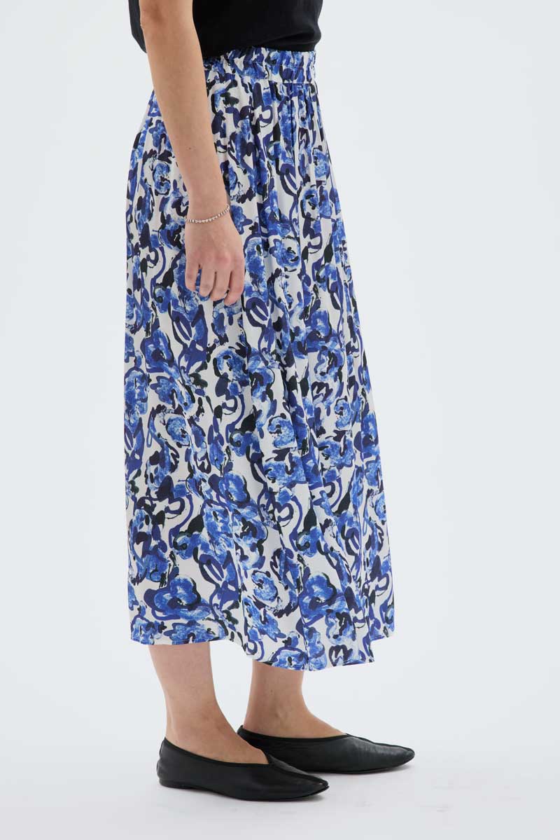 Ako Mönstrad Lång Satinkjol - Garden Blue 