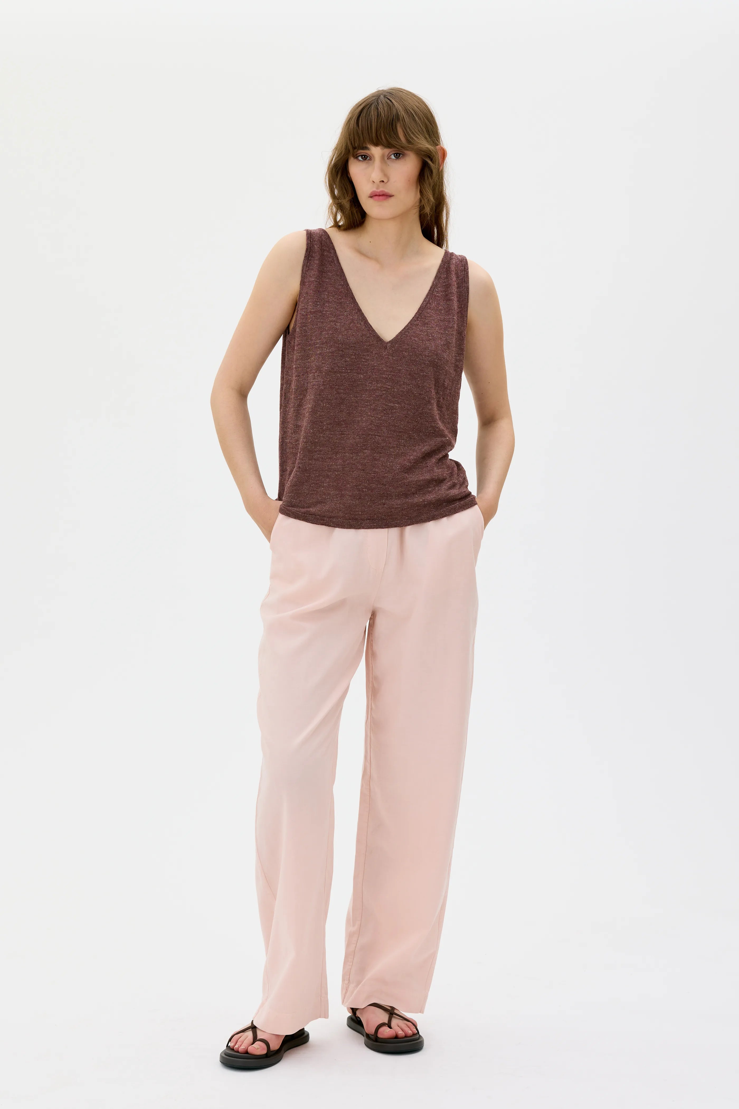 Delia Silk Linen Top - Bordeaux
Delia topp i Silke och Lin - Brun