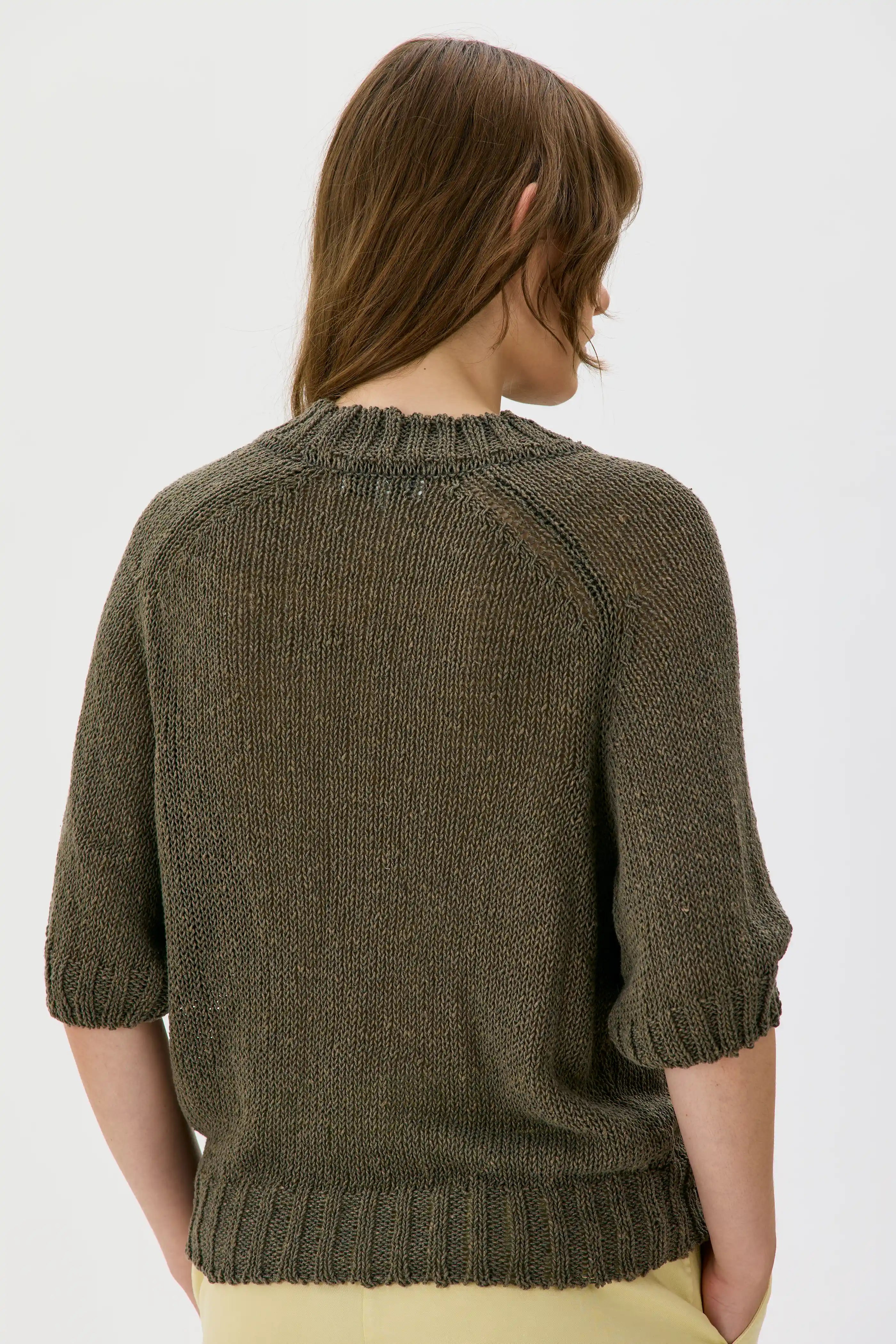 Elena Cotton Linen Wrapped Yarn Sweater - Taupe
Elena-tröja i bomull och linne med tvinnat garn – taupe.