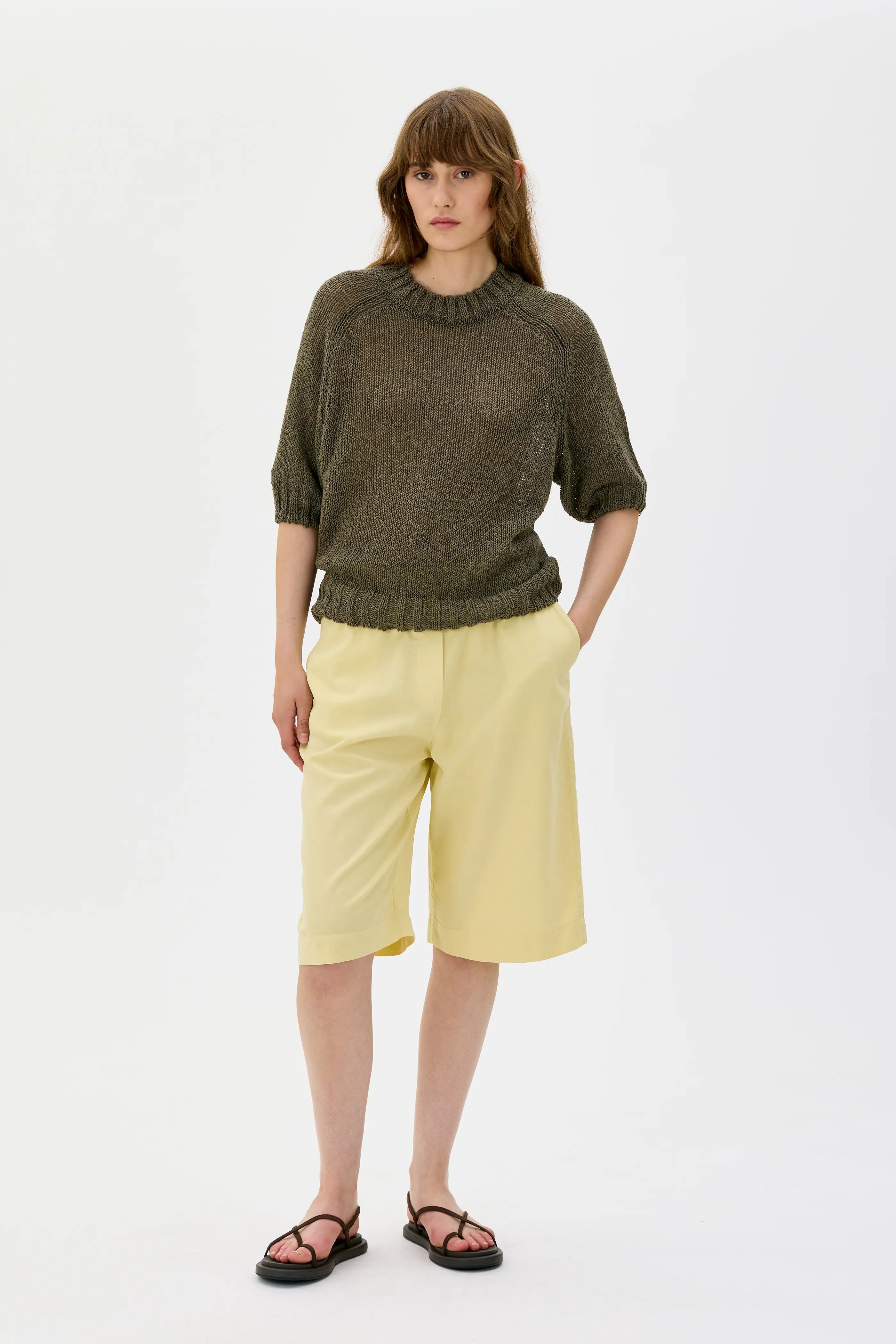 Elena Cotton Linen Wrapped Yarn Sweater - Taupe
Elena-tröja i bomull och linne med tvinnat garn – taupe.