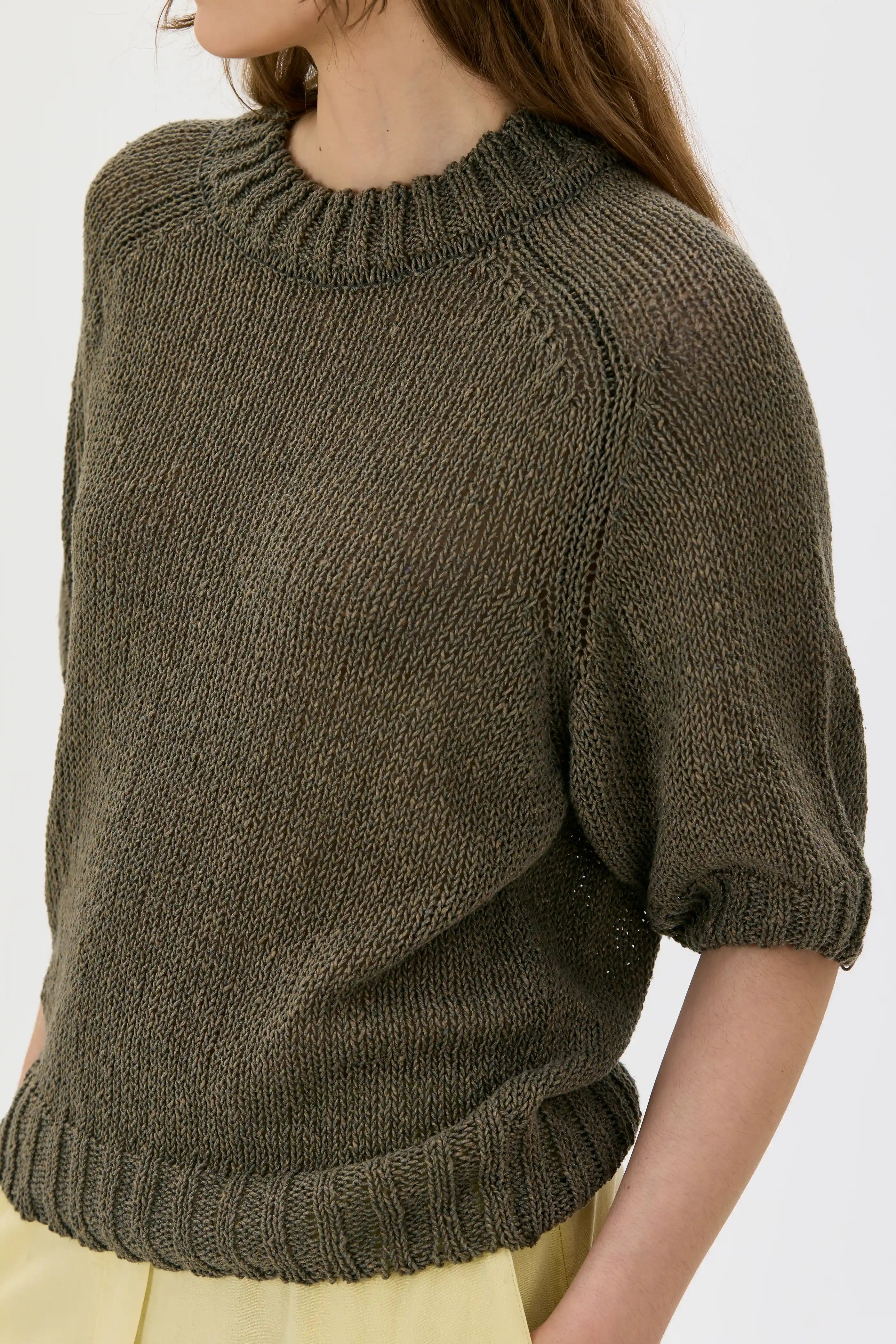 Elena Cotton Linen Wrapped Yarn Sweater - Taupe
Elena-tröja i bomull och linne med tvinnat garn – taupe.