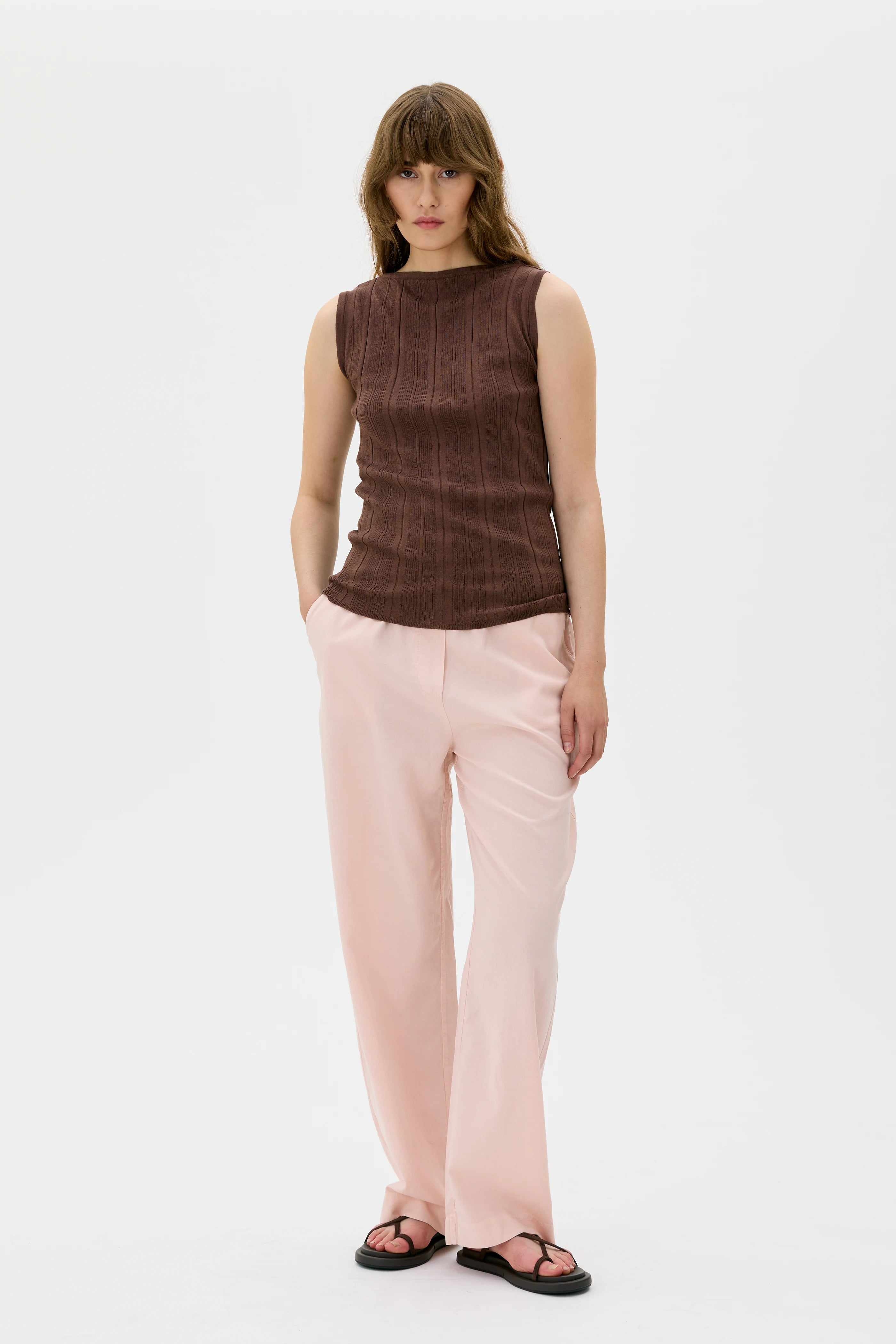 Enni Ribbed Light Organic Cotton Sleeveless Top - Hickory
Enni ärmlös topp i ribbad, lätt ekologisk bomull – Brun