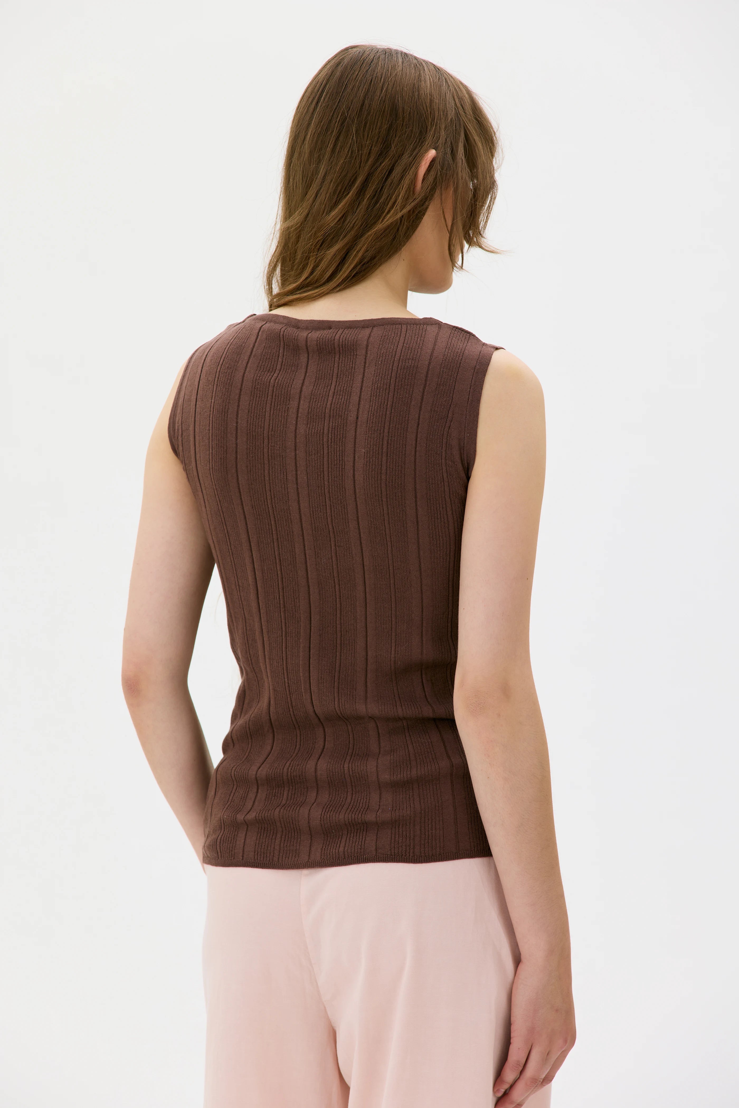 Enni Ribbed Light Organic Cotton Sleeveless Top - Hickory
Enni ärmlös topp i ribbad, lätt ekologisk bomull – Brun