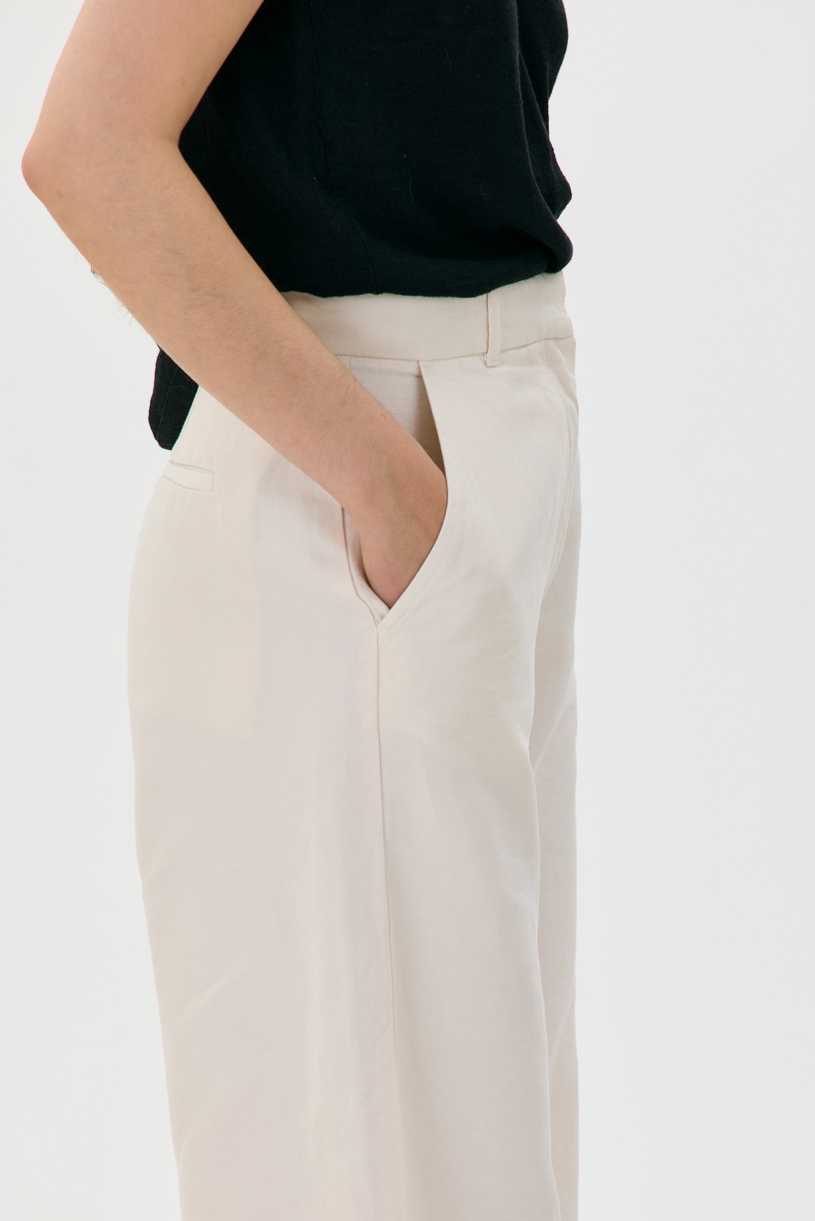 Hana Organic Cotton Linen Tencel Long Trousers - White
Hana långbyxor i ekologisk bomull, linne och Tencel – vit
