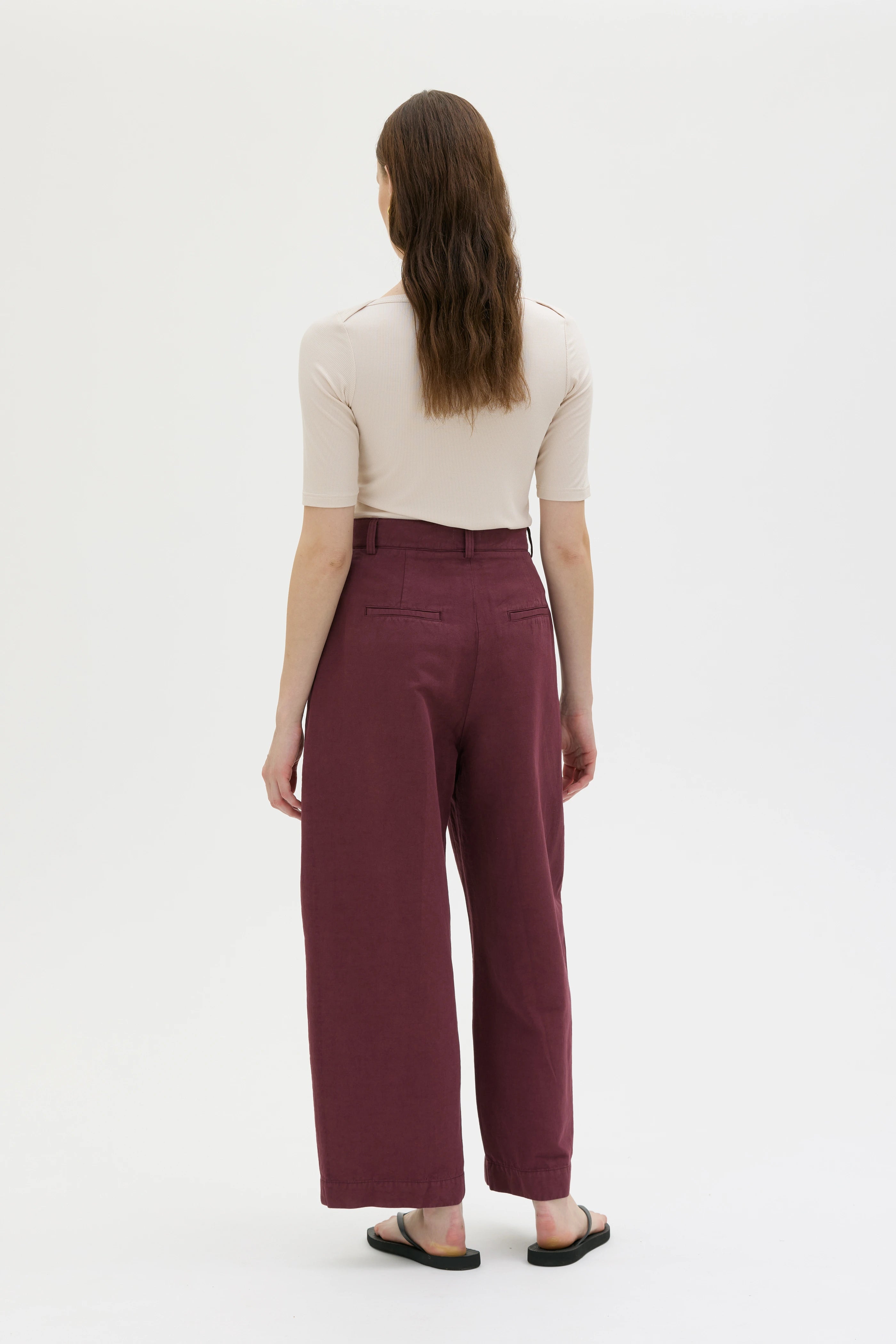 Hisa Organic Cotton Linen Tencel Curved Leg Trousers - Bordeaux
Hisa byxor med rundadpassform i ekologisk bomull, linne och Tencel – Bordeaux