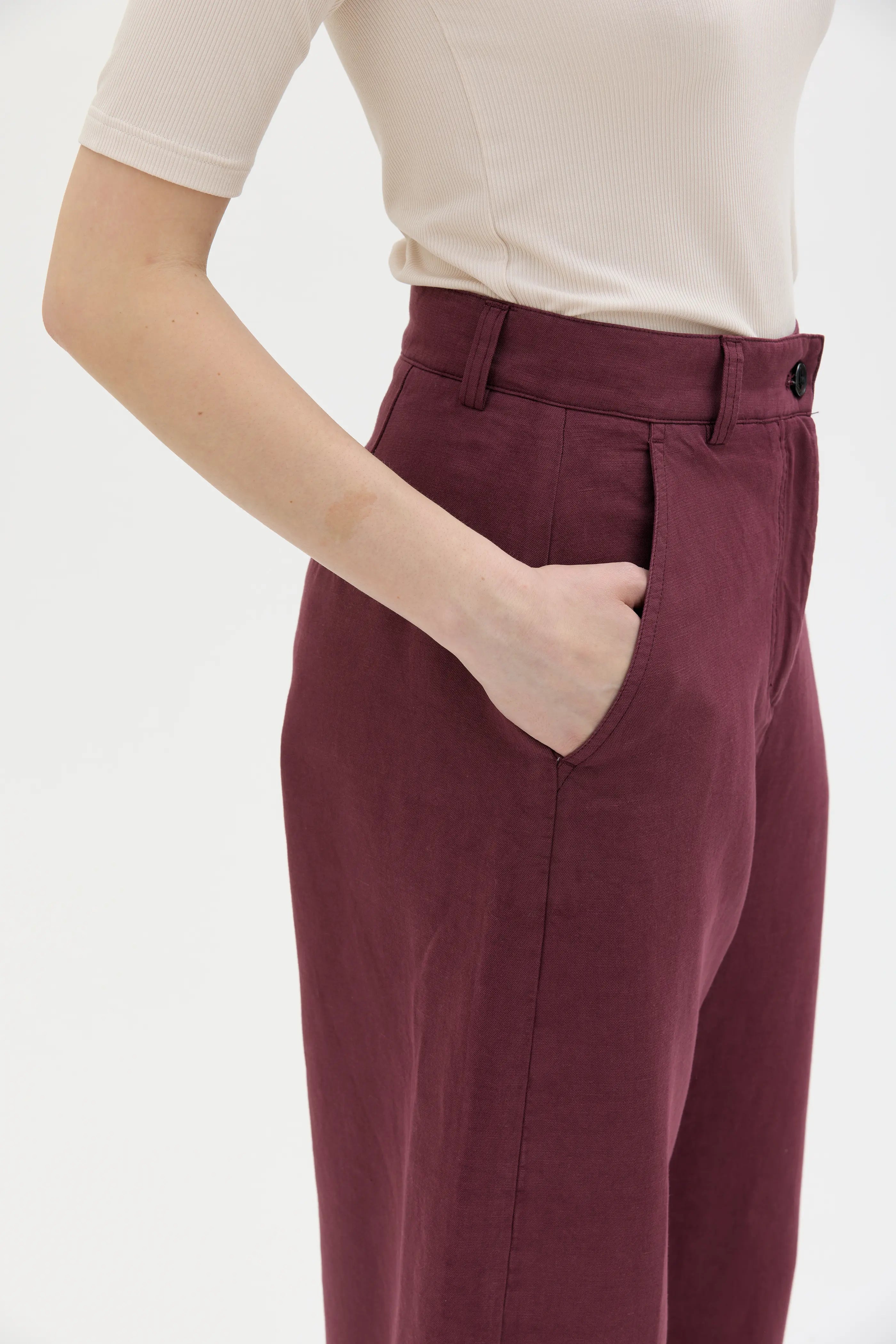 Hisa Organic Cotton Linen Tencel Curved Leg Trousers - Bordeaux
Hisa byxor med rundadpassform i ekologisk bomull, linne och Tencel – Bordeaux