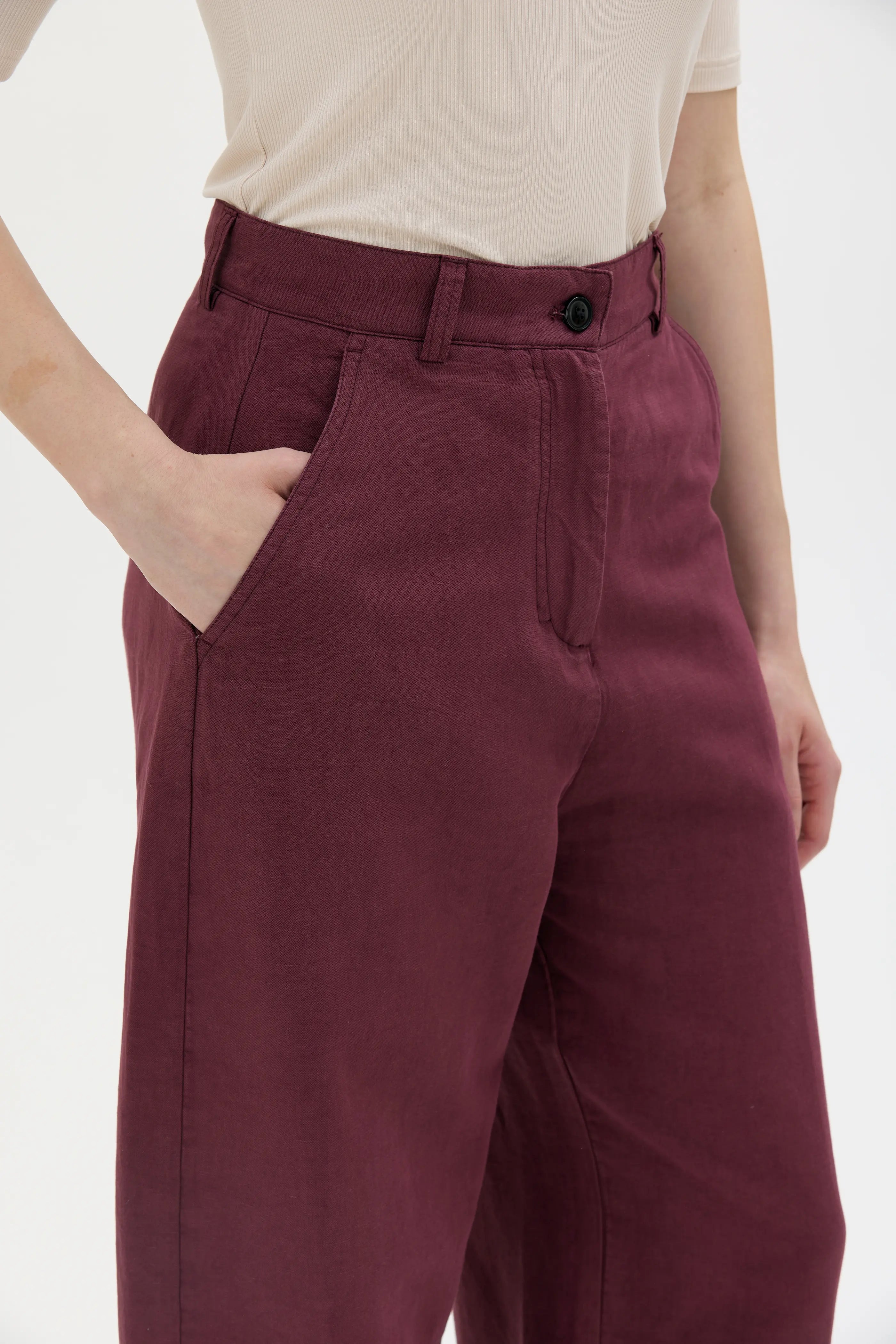 Hisa Organic Cotton Linen Tencel Curved Leg Trousers - Bordeaux
Hisa byxor med rundadpassform i ekologisk bomull, linne och Tencel – Bordeaux