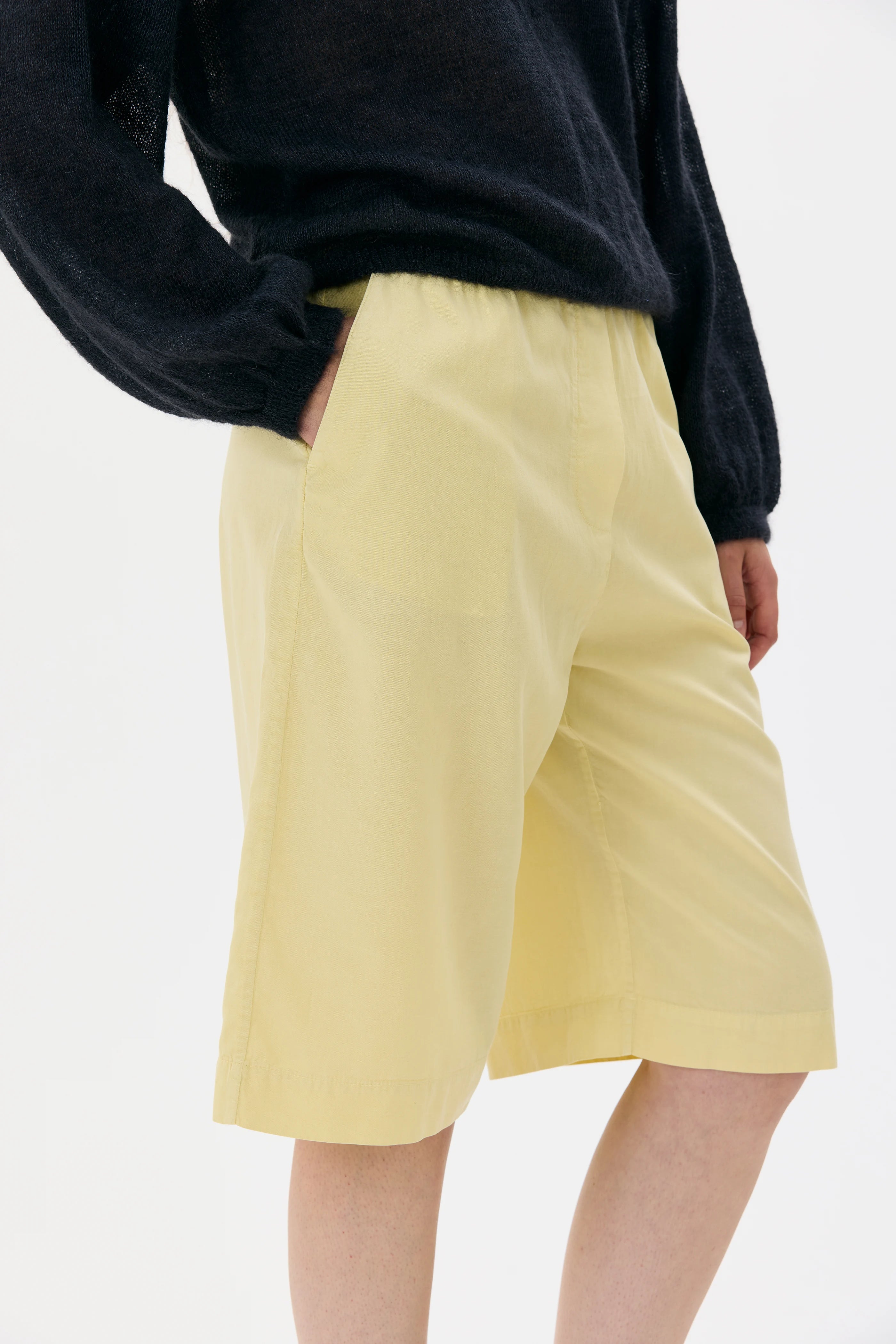 Susi Tencel Organic Cotton Linen Shorts With Elastic Waist - Sulphur Yellow
Susi shorts i Tencel, ekologisk bomull och linne med elastisk midja - Gul