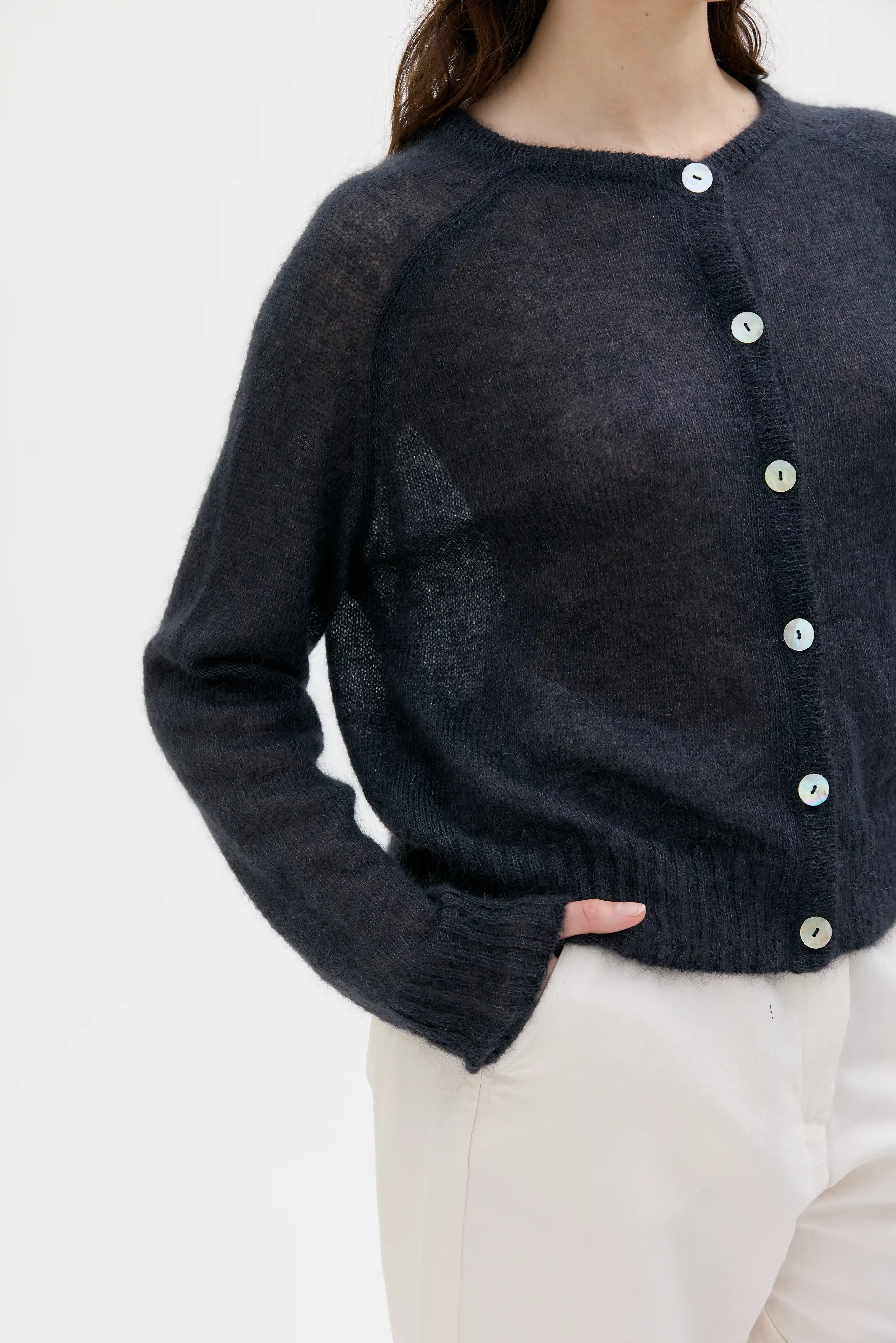 Laio Light Silk Mohair Cardigan – Almost Black
Laio Lätt Siden-mohairkofta – Nästan Svart