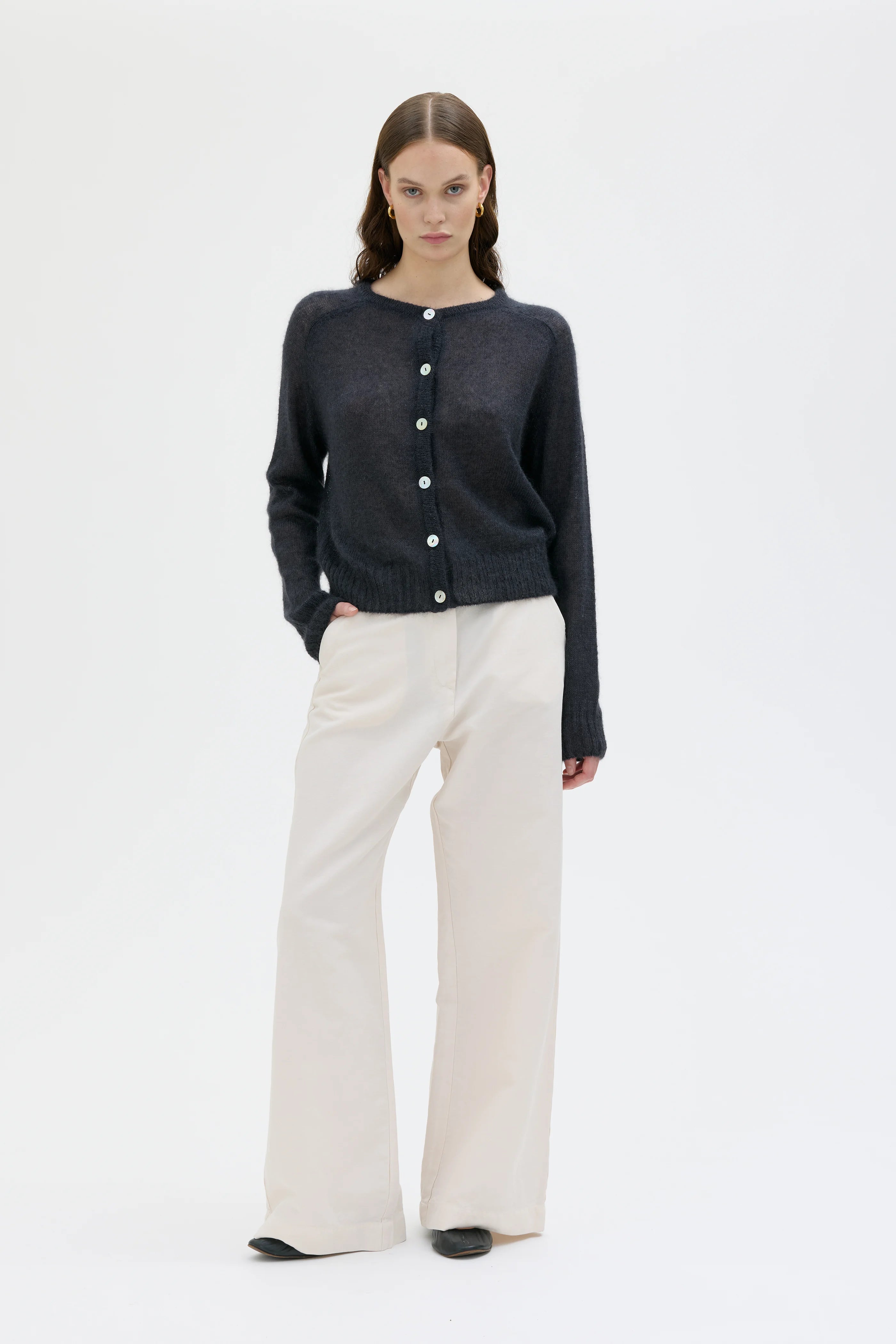 Laio Light Silk Mohair Cardigan – Almost Black
Laio Lätt Siden-mohairkofta – Nästan Svart