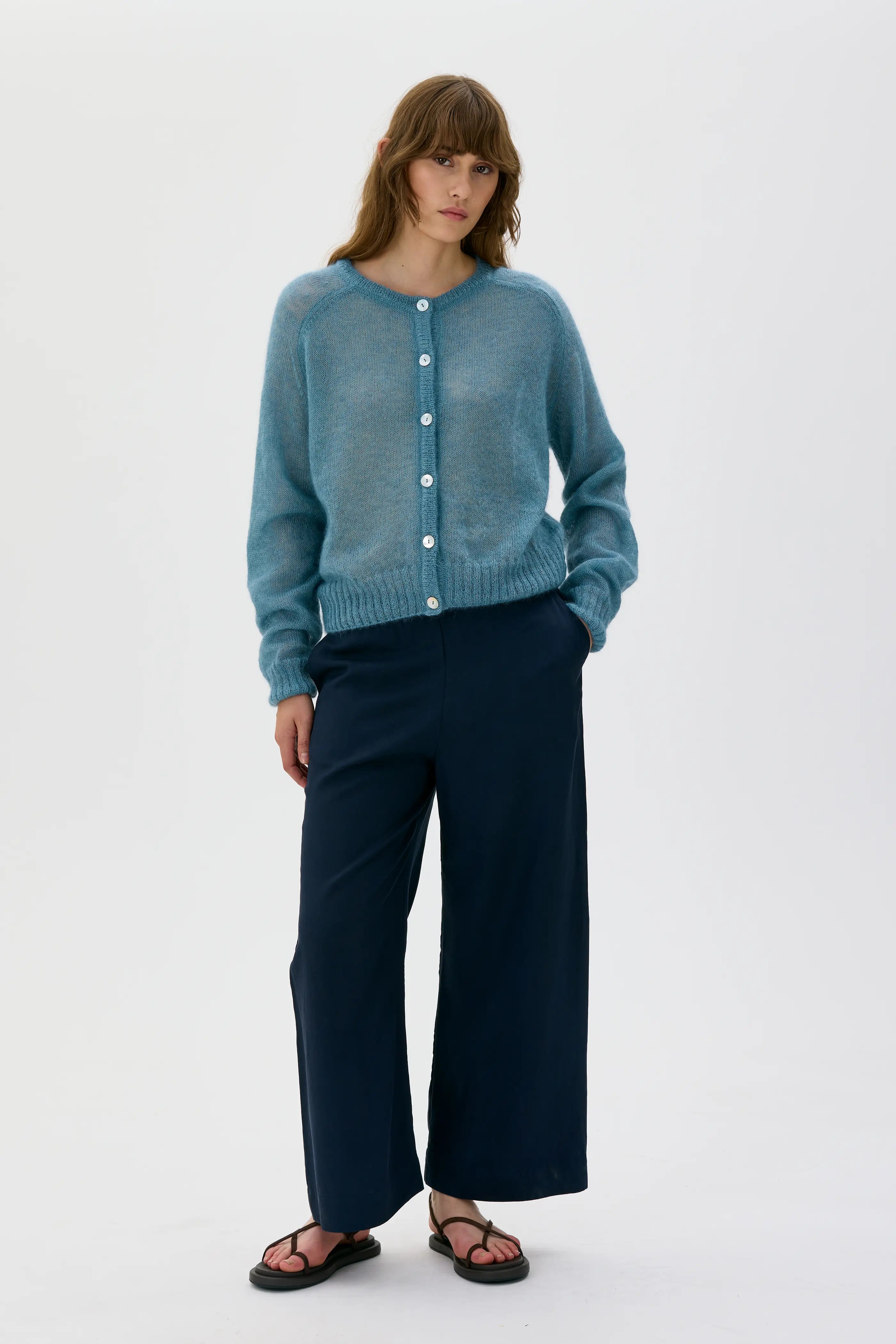 Laio Light Silk Mohair Cardigan – Spear Mint Green
Laio Lätt Siden-mohairkofta – mintgrön