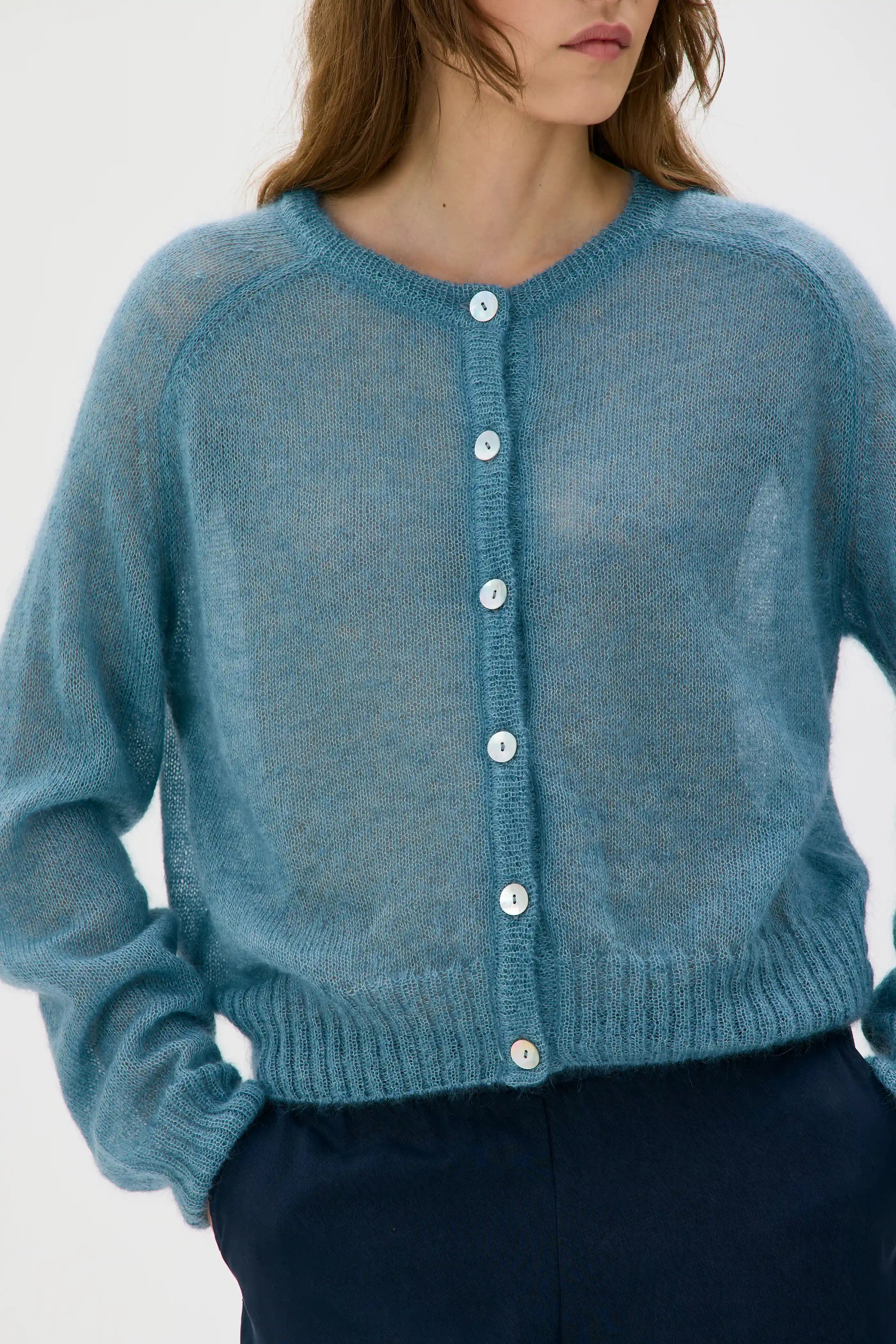 Laio Light Silk Mohair Cardigan – Spear Mint Green
Laio Lätt Siden-mohairkofta – mintgrön