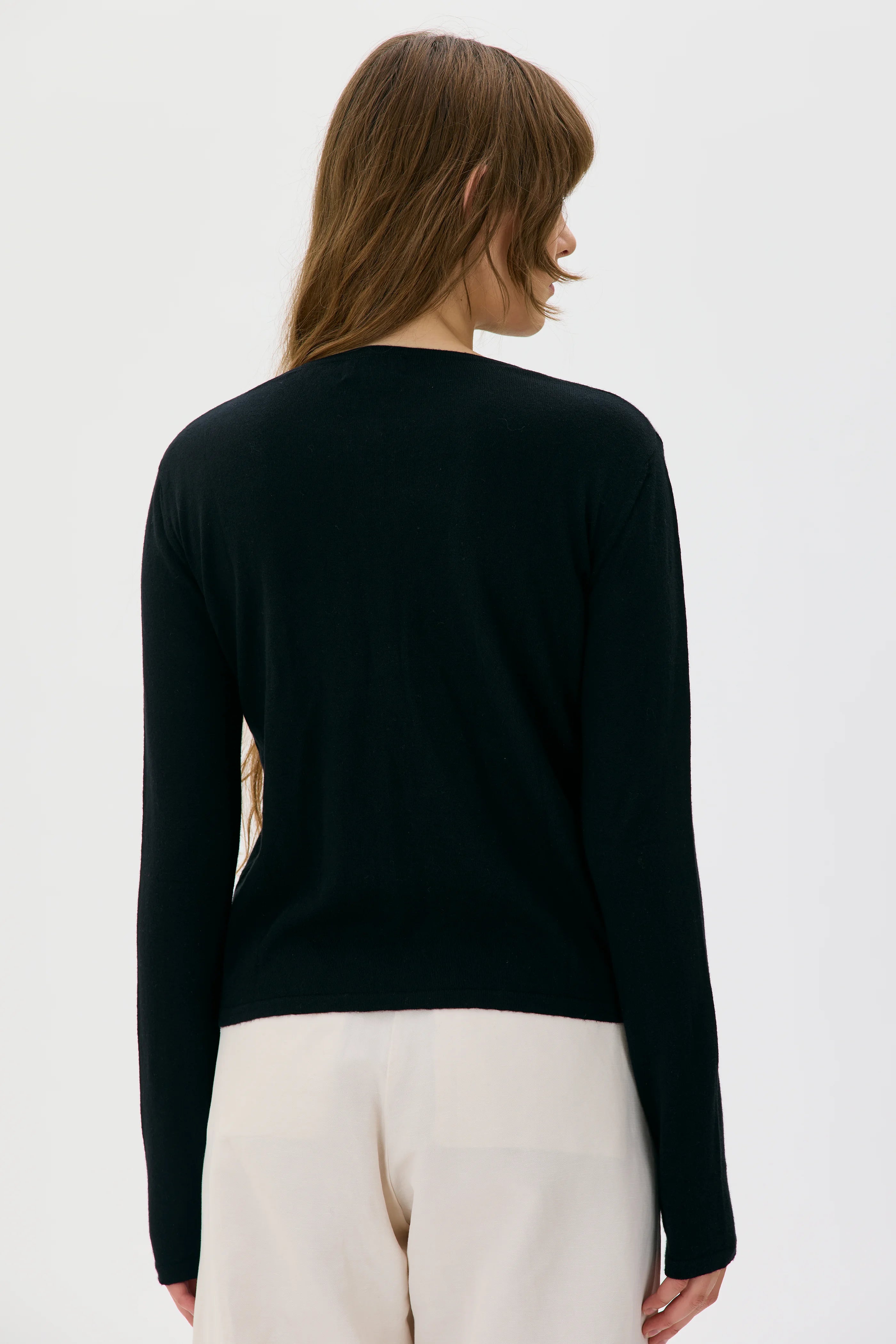 Lidia Light Knitted Organic Cotton Cashmere Cardigan - Black
Lidia Lätt Stickad Ekologisk Bomull och Kashmirkofta - Svart