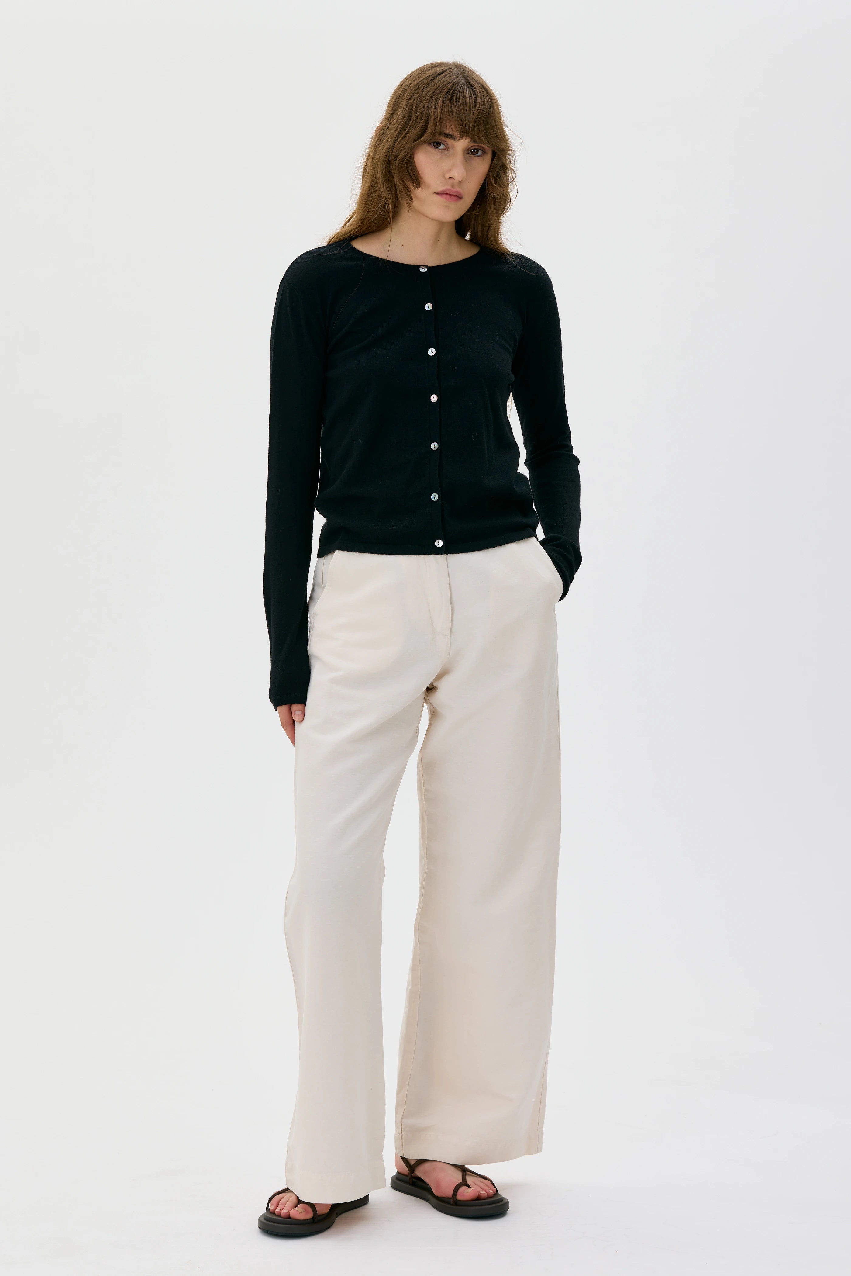 Lidia Light Knitted Organic Cotton Cashmere Cardigan - Black
Lidia Lätt Stickad Ekologisk Bomull och Kashmirkofta - Svart