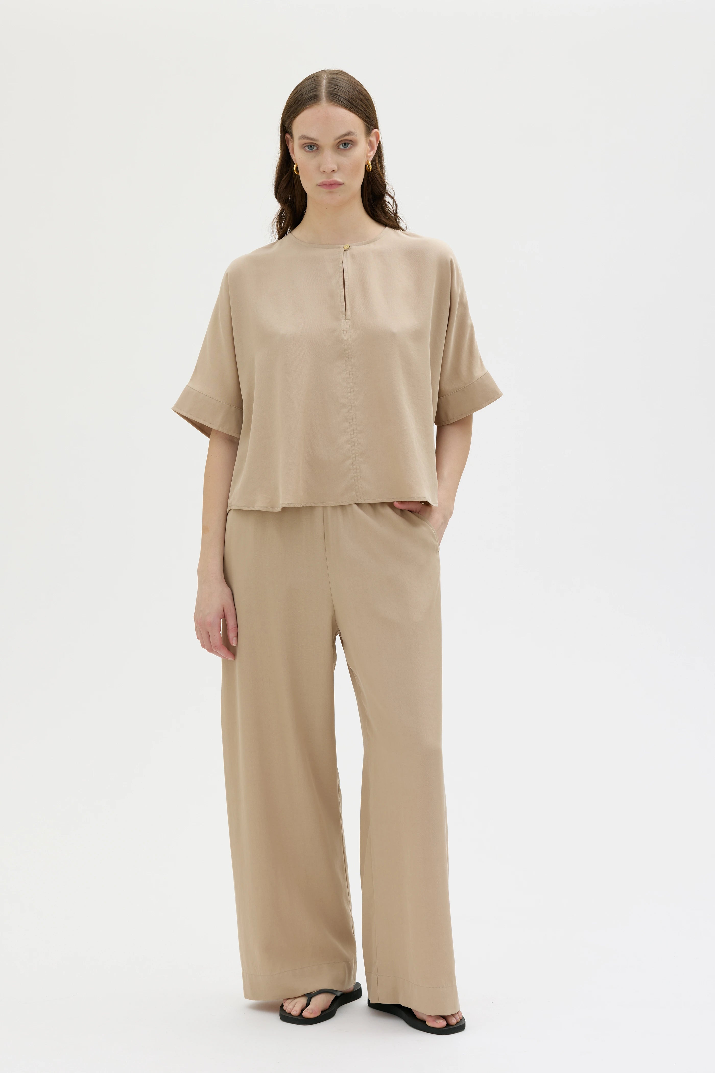 Liko Tencel Top - Sand
Liko Tencel blus - Beige