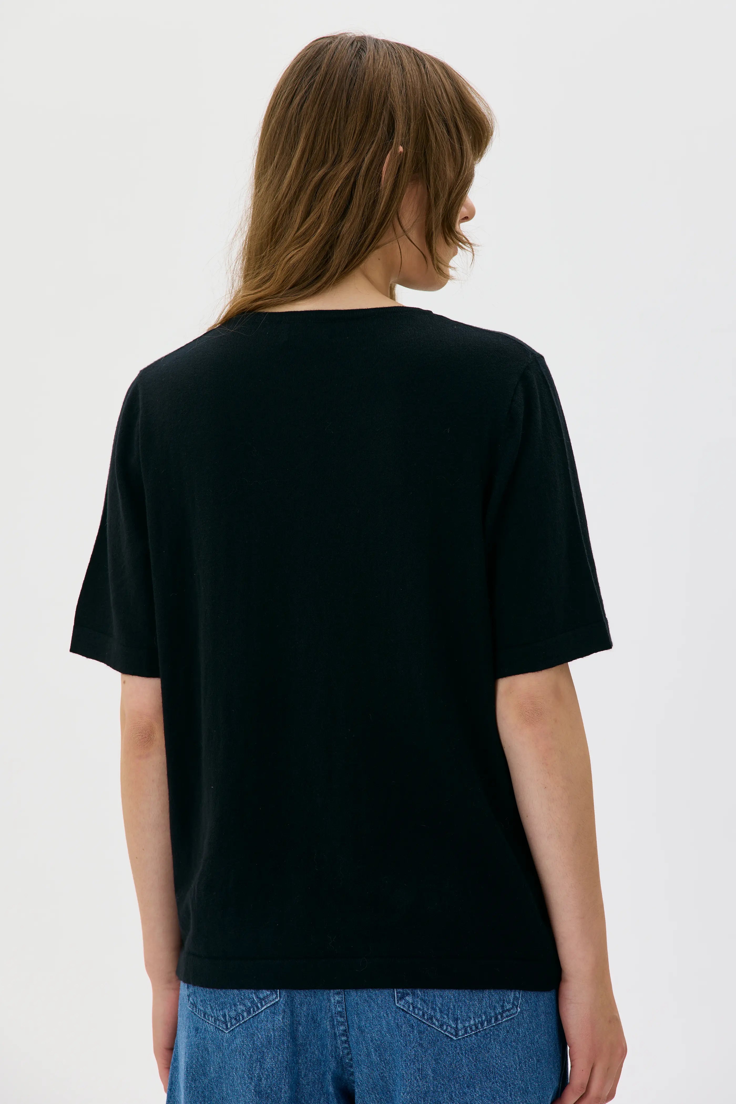 Manna Light Knitted Organic Cotton Cashmere T-shirt  - Black
Manna lätt stickad T-shirt i ekologisk bomull och kashmir - Svart