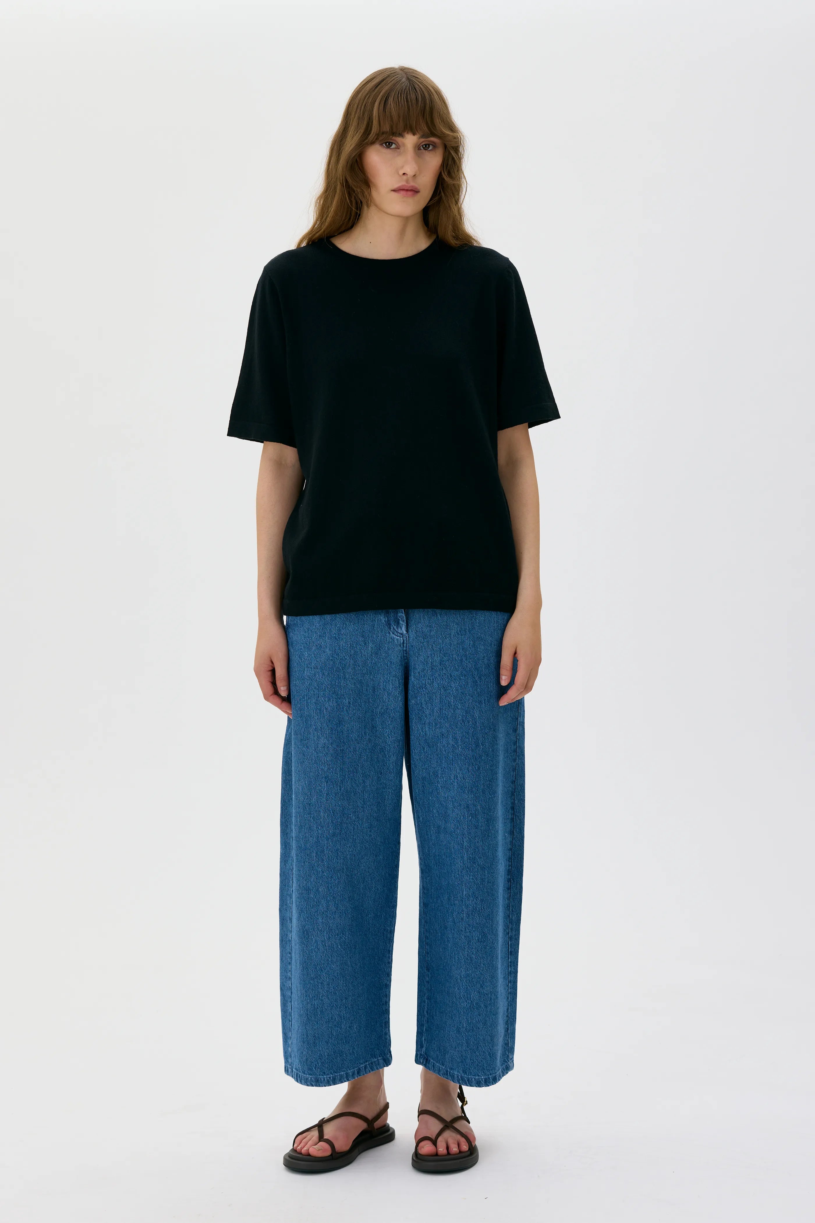 Manna Light Knitted Organic Cotton Cashmere T-shirt  - Black
Manna lätt stickad T-shirt i ekologisk bomull och kashmir - Svart