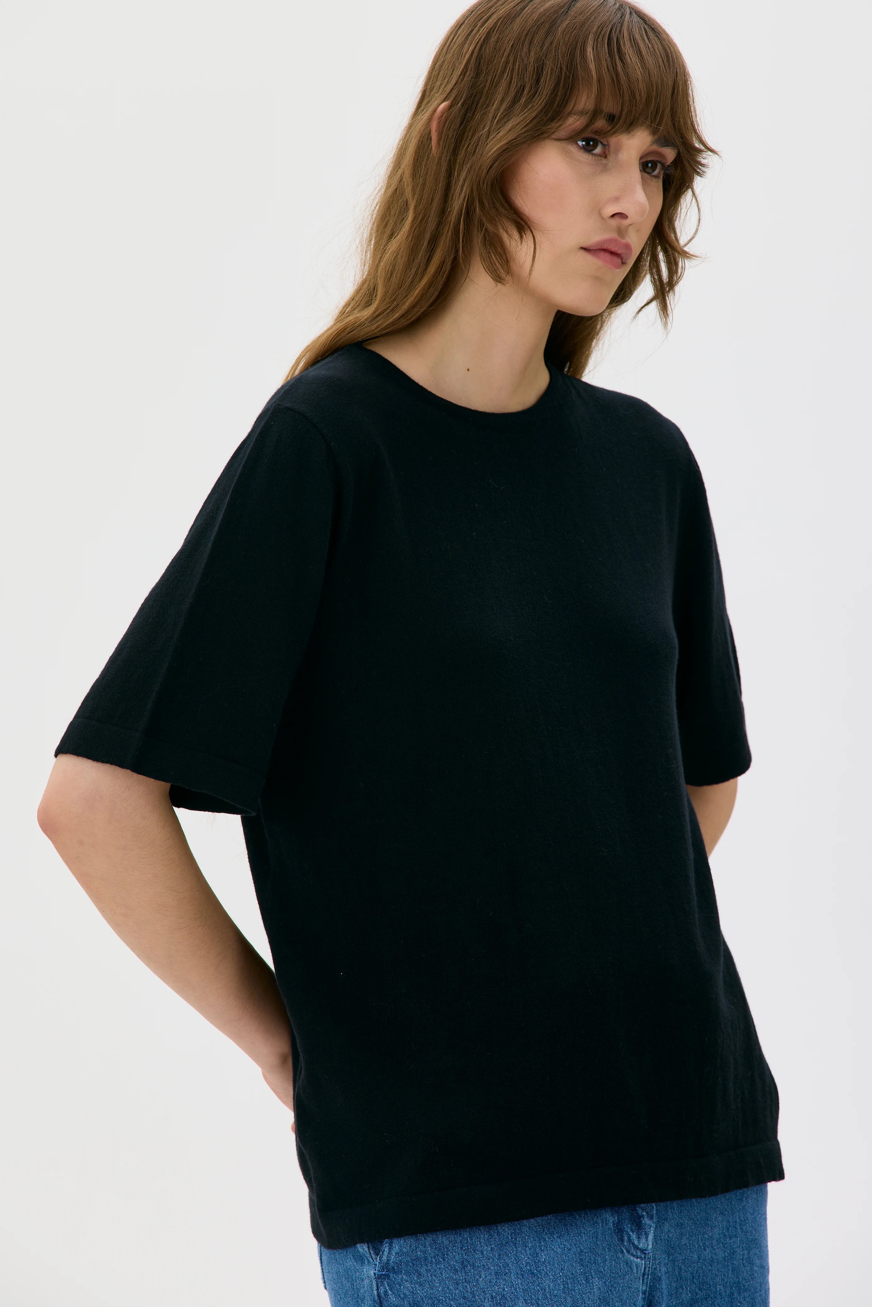 Manna Light Knitted Organic Cotton Cashmere T-shirt  - Black
Manna lätt stickad T-shirt i ekologisk bomull och kashmir - Svart