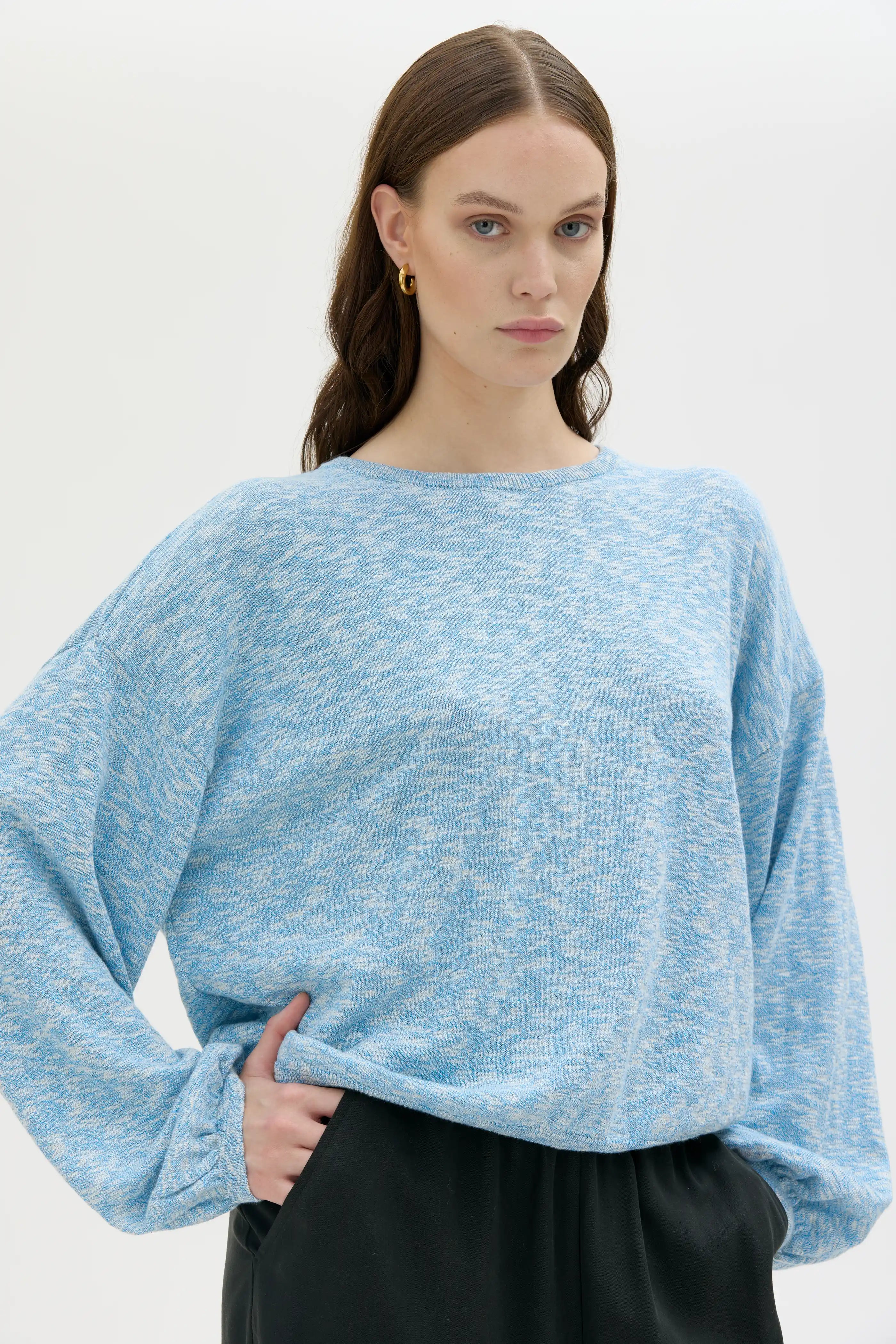 Meri Marled Organic Cotton Sweater - Sky Blue Mouliné
Meri melerad tröja i ekologisk bomull – blå mouliné.