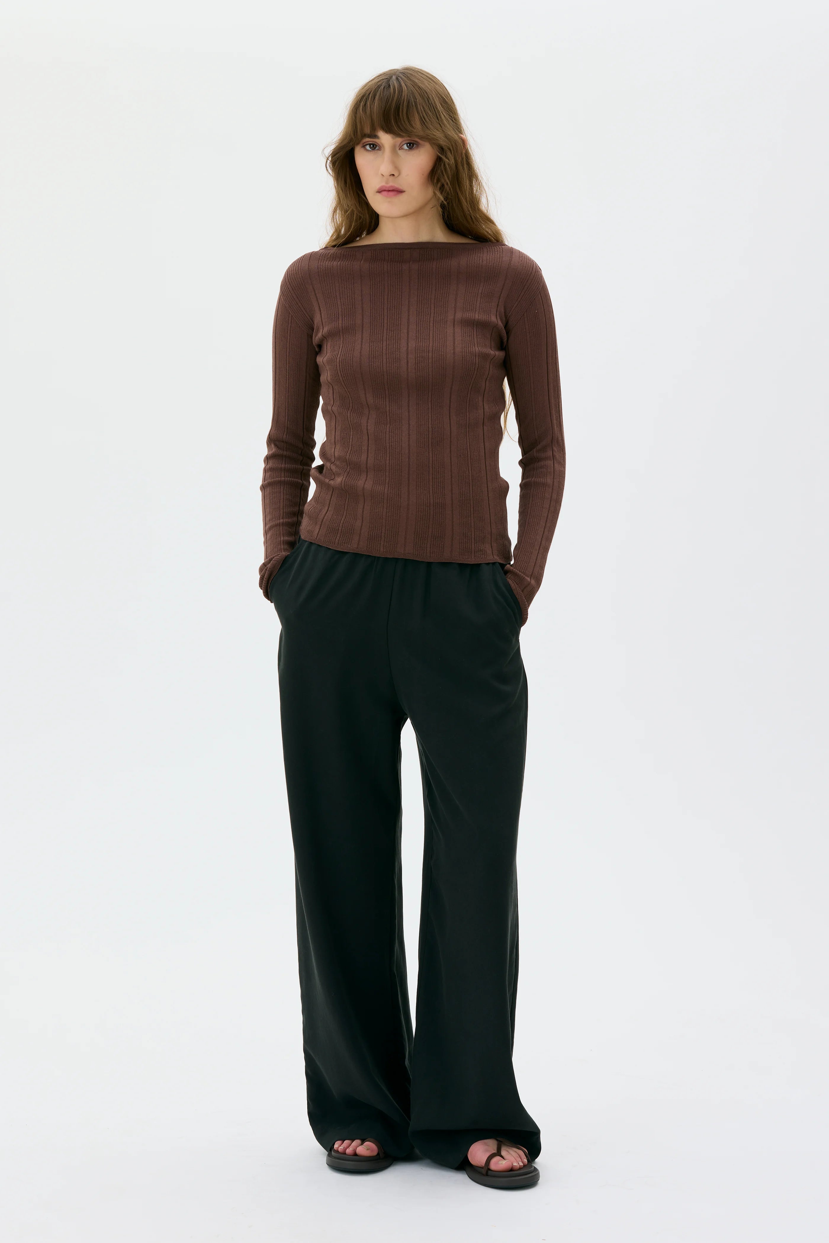 Minna Ribbed Light Organic Cotton Long Sleeve Top - Hickory
Minna långärmad topp i ribbad ekologisk bomull - Brun