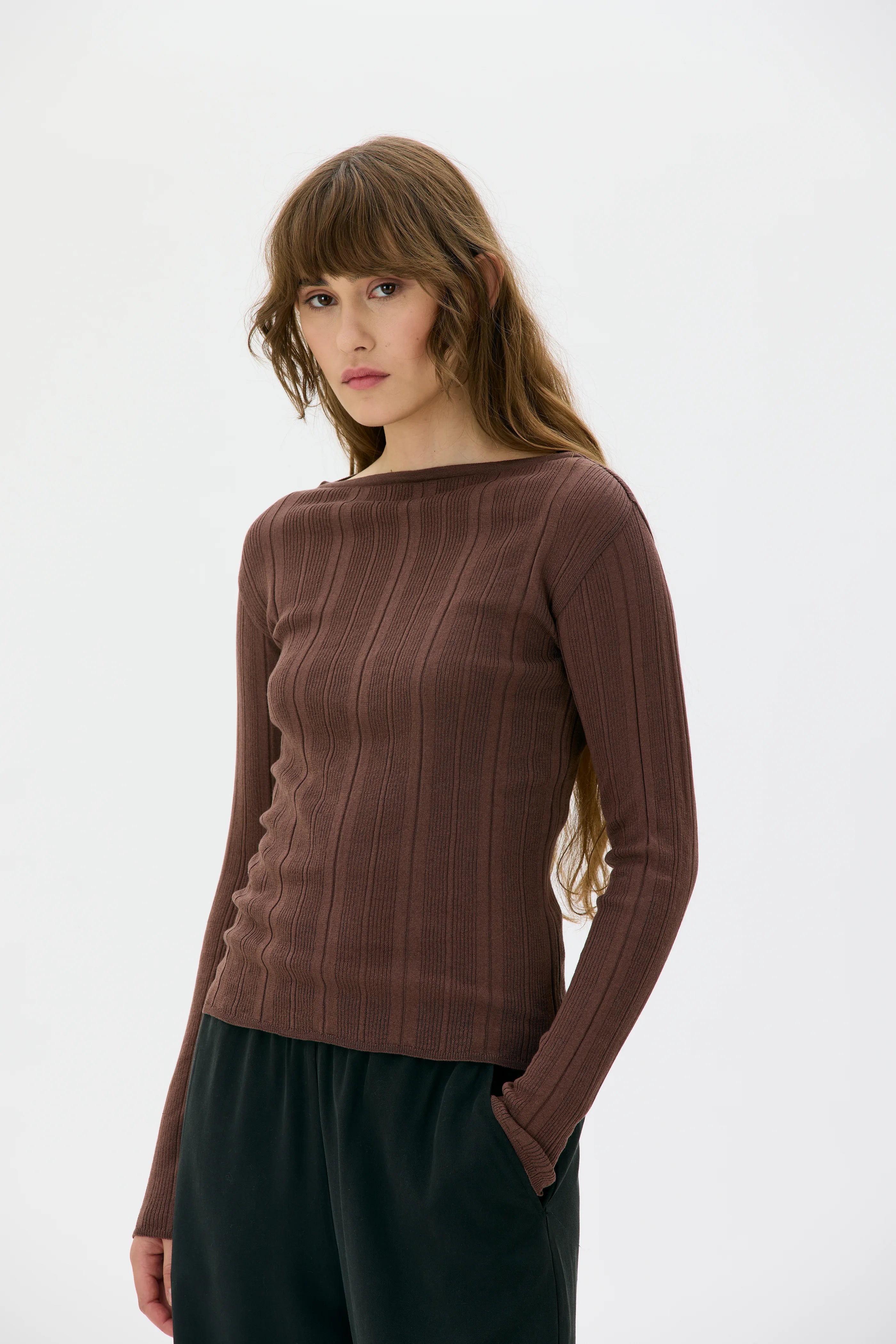 Minna Ribbed Light Organic Cotton Long Sleeve Top - Hickory
Minna långärmad topp i ribbad ekologisk bomull - Brun