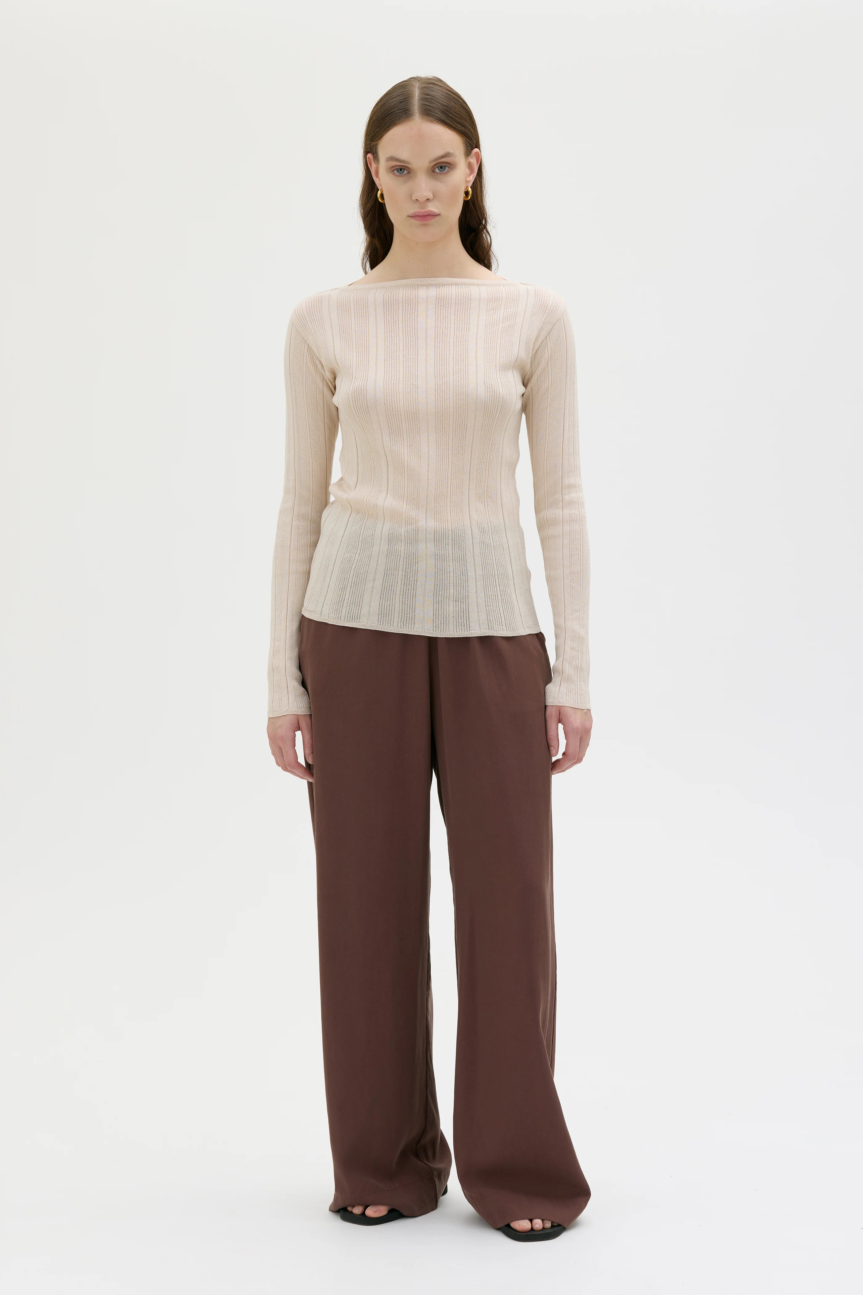 Minna Ribbed Light Organic Cotton Long Sleeve Top - Sand
Minna långärmad topp i ribbad ekologisk bomull – sand
