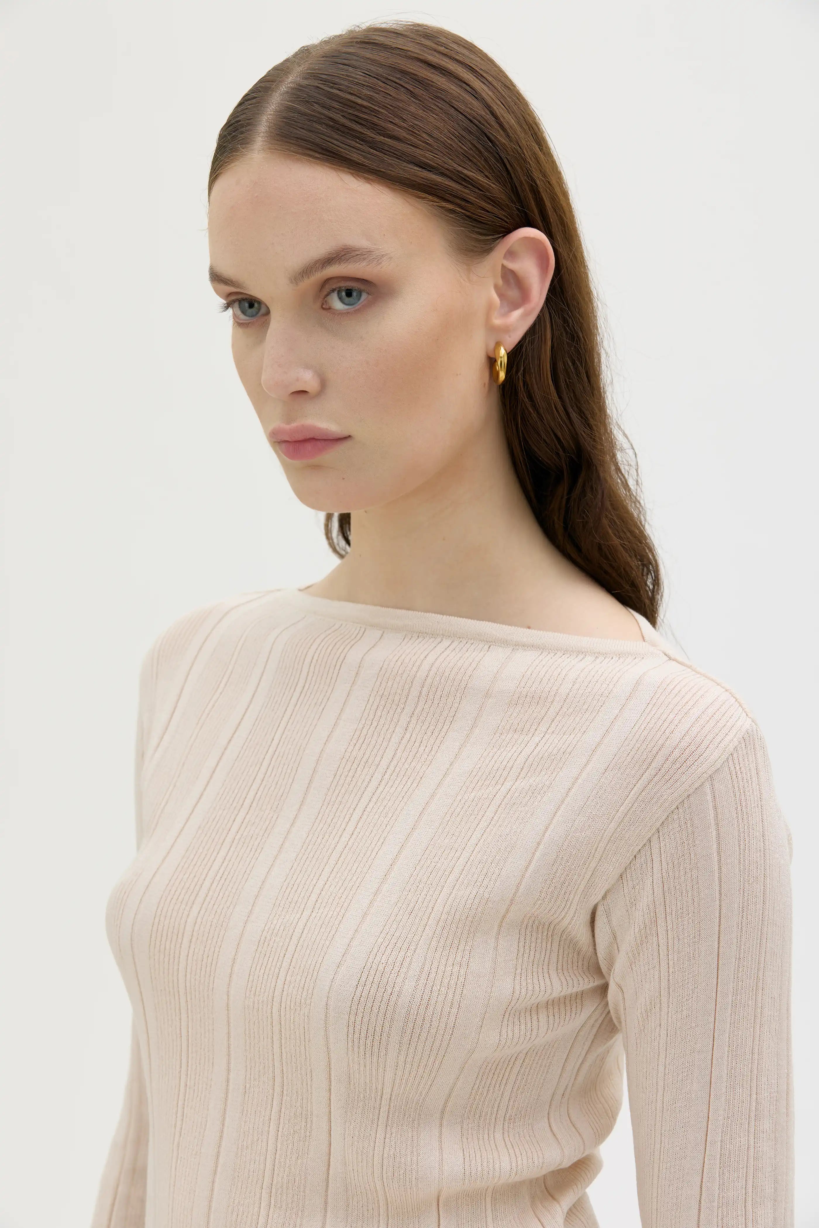 Minna Ribbed Light Organic Cotton Long Sleeve Top - Sand
Minna långärmad topp i ribbad ekologisk bomull – sand
