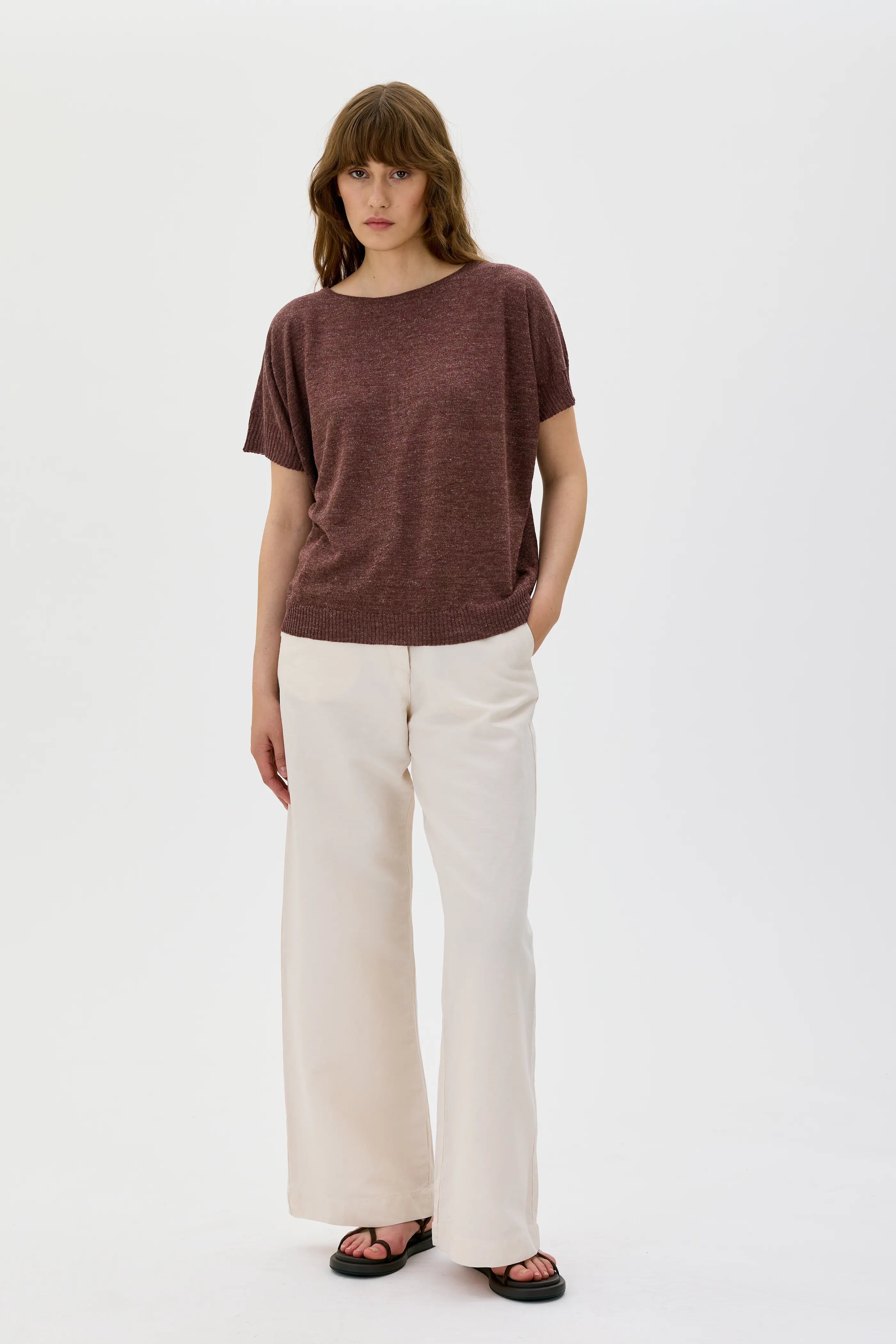 Sirus Silk Linen Dolman Sleeve Top – Bordeaux
Sirus Topp i Silke och Lin med Dolmanärm - Brun