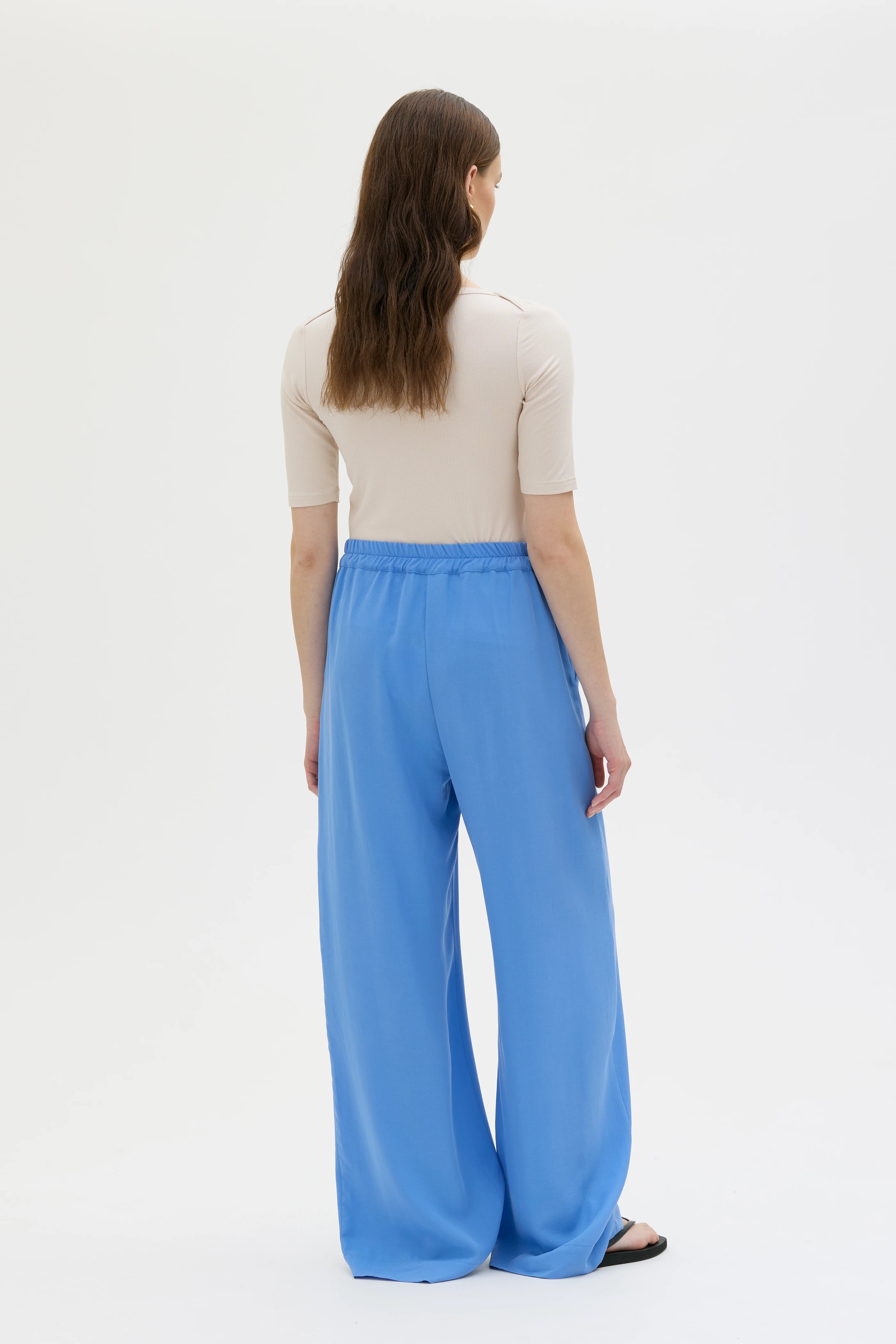 Tela Long Wide Tencel Pants With Elastic Waist – Flax Blue
Tela långa vida Tencel byxor med elastisk midja - Blå